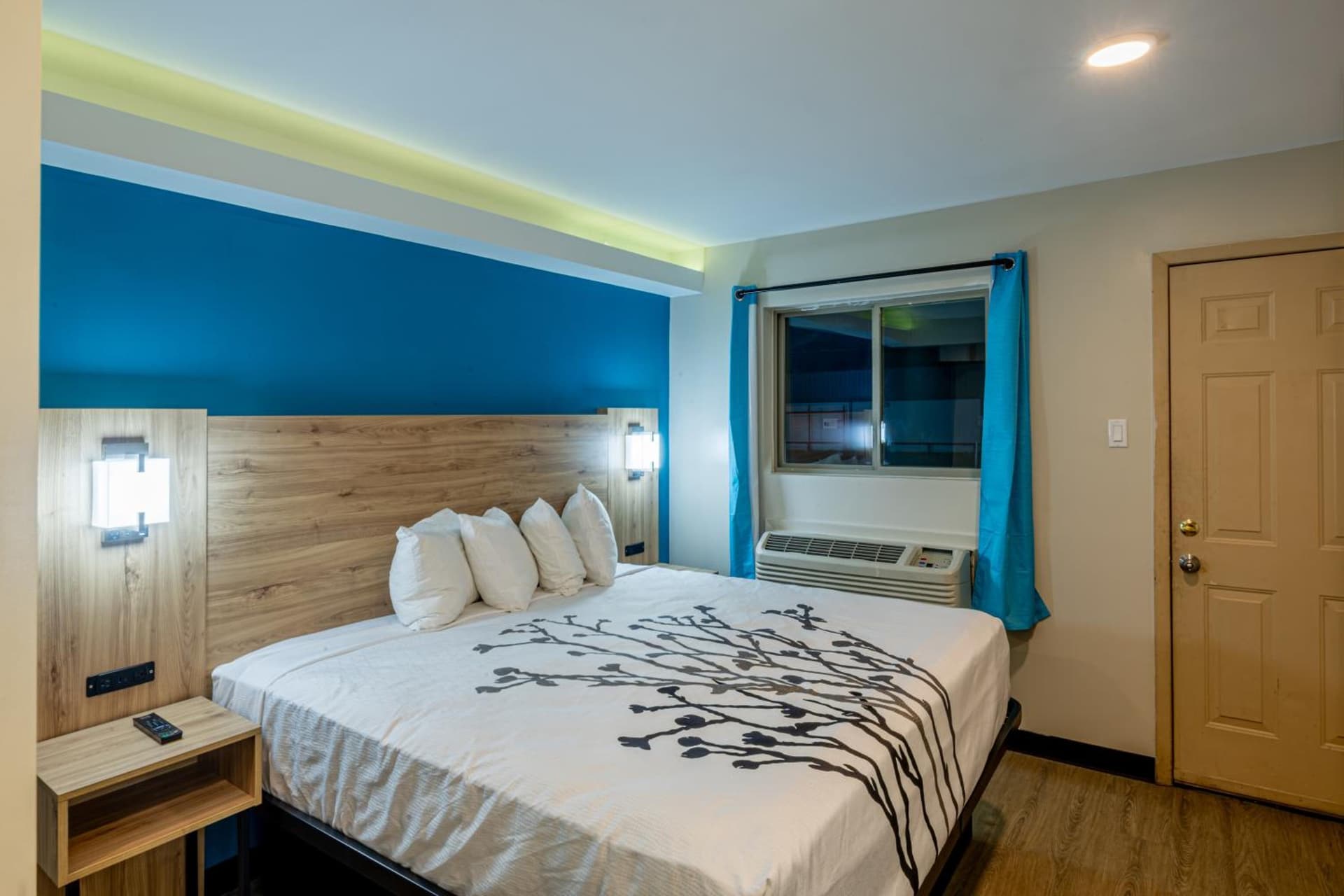 Exclusivo Inn by OYO Grand Prairie, TX interior in Grand Prairie, TX — gallery photo 2