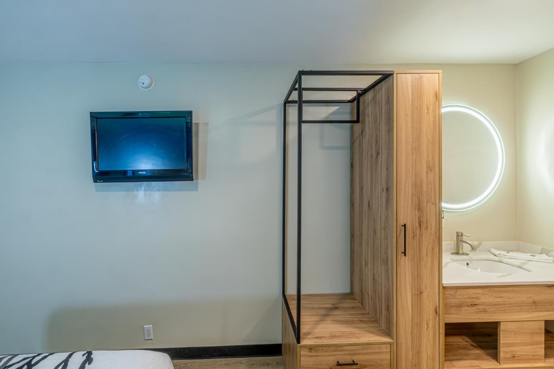 Exclusivo Inn by OYO Grand Prairie, TX property views in Grand Prairie, TX — gallery photo 3