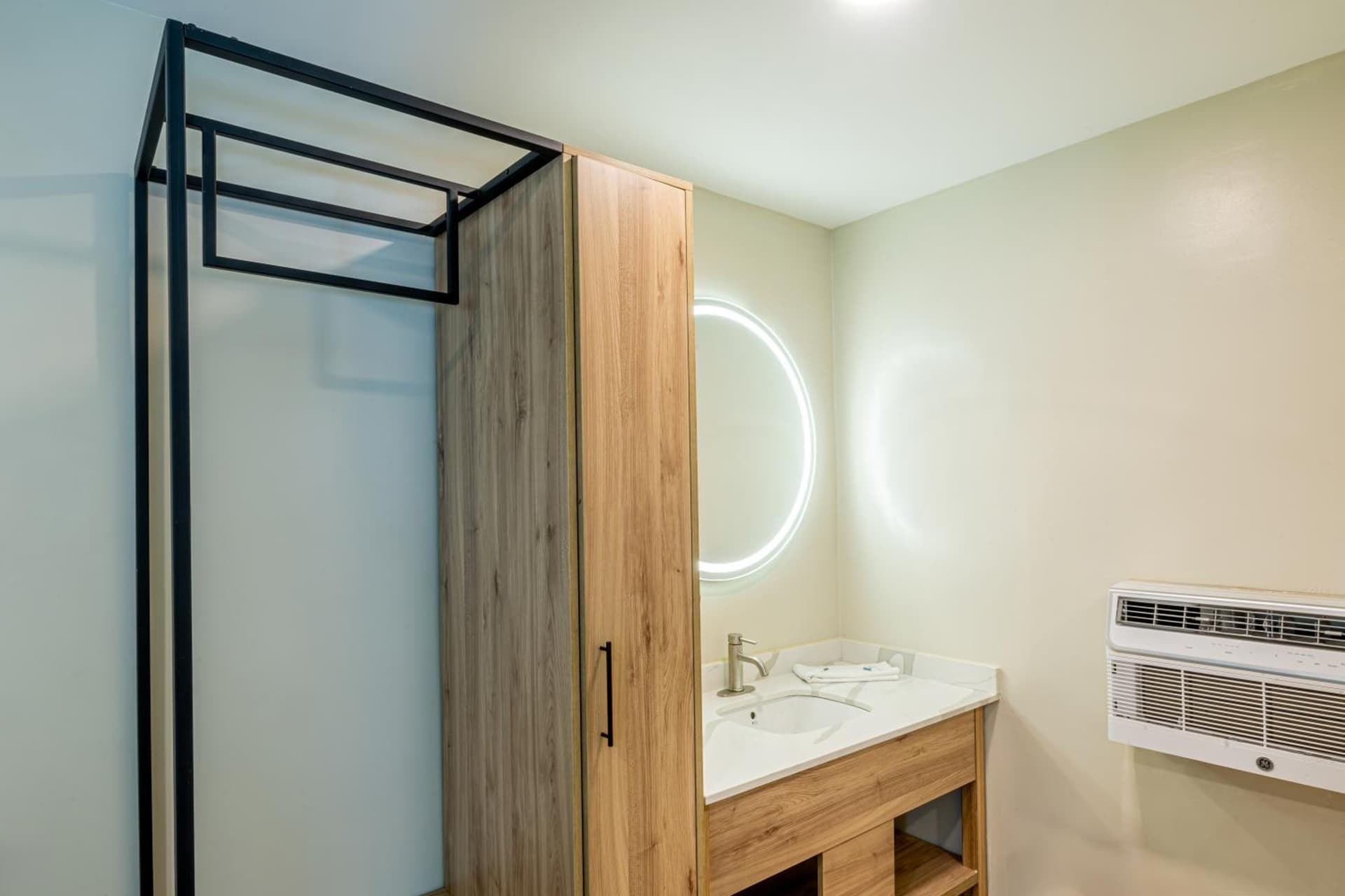Exclusivo Inn by OYO Grand Prairie, TX property views in Grand Prairie, TX — gallery photo 3