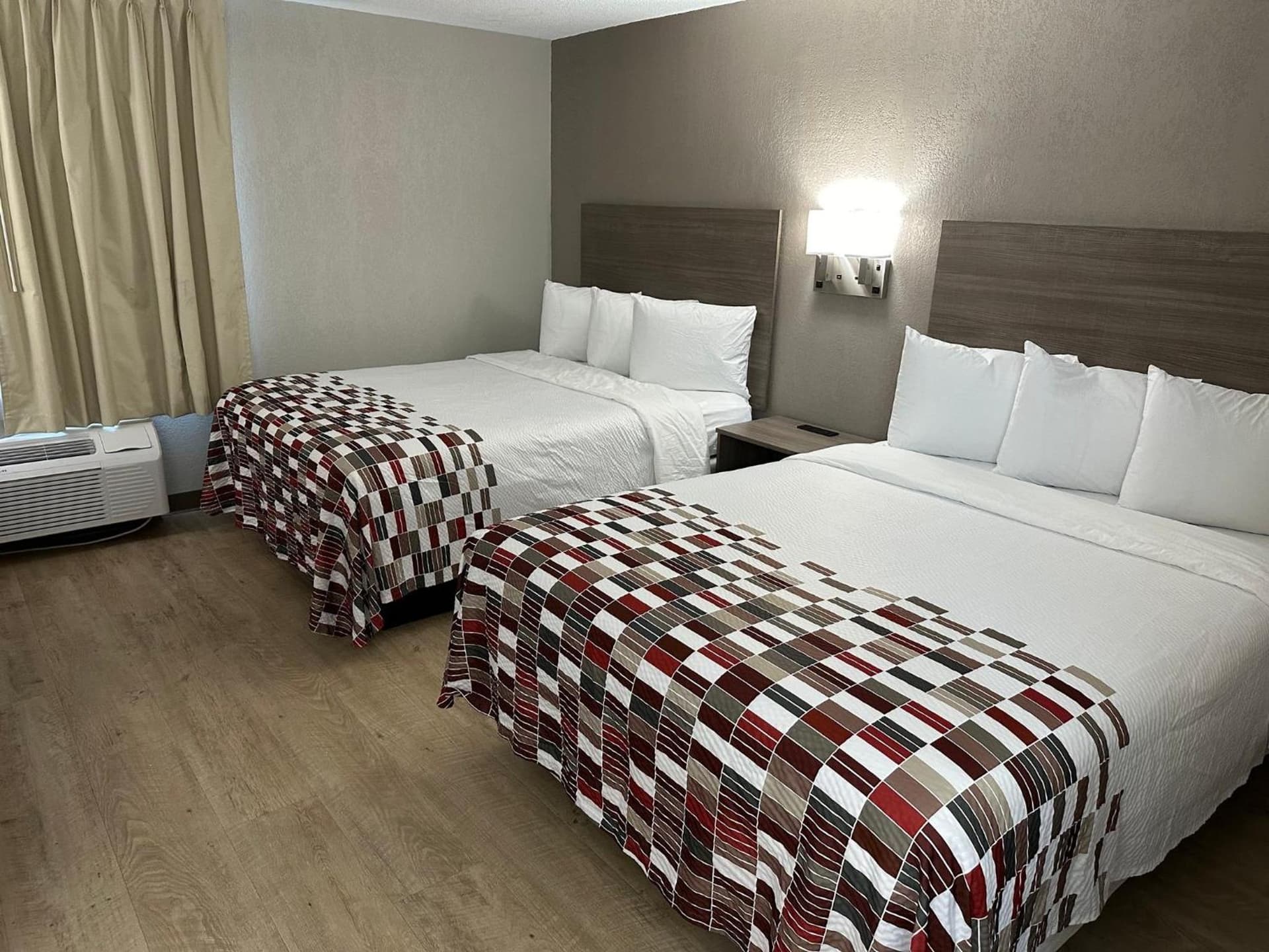 Red Roof Inn Flint gallery photo in Flint, MI — image 9