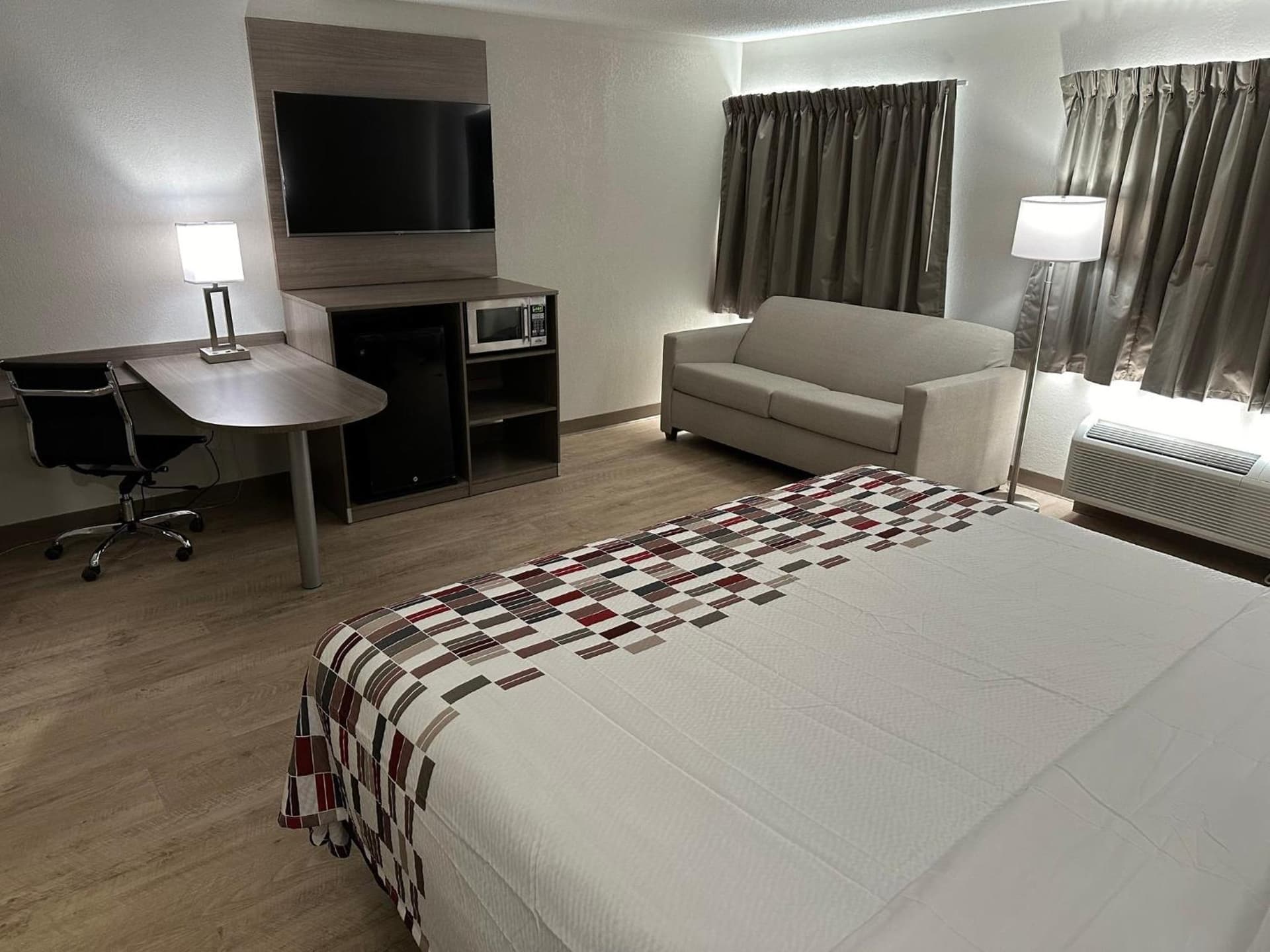 Red Roof Inn Flint property views in Flint, MI — gallery photo 3