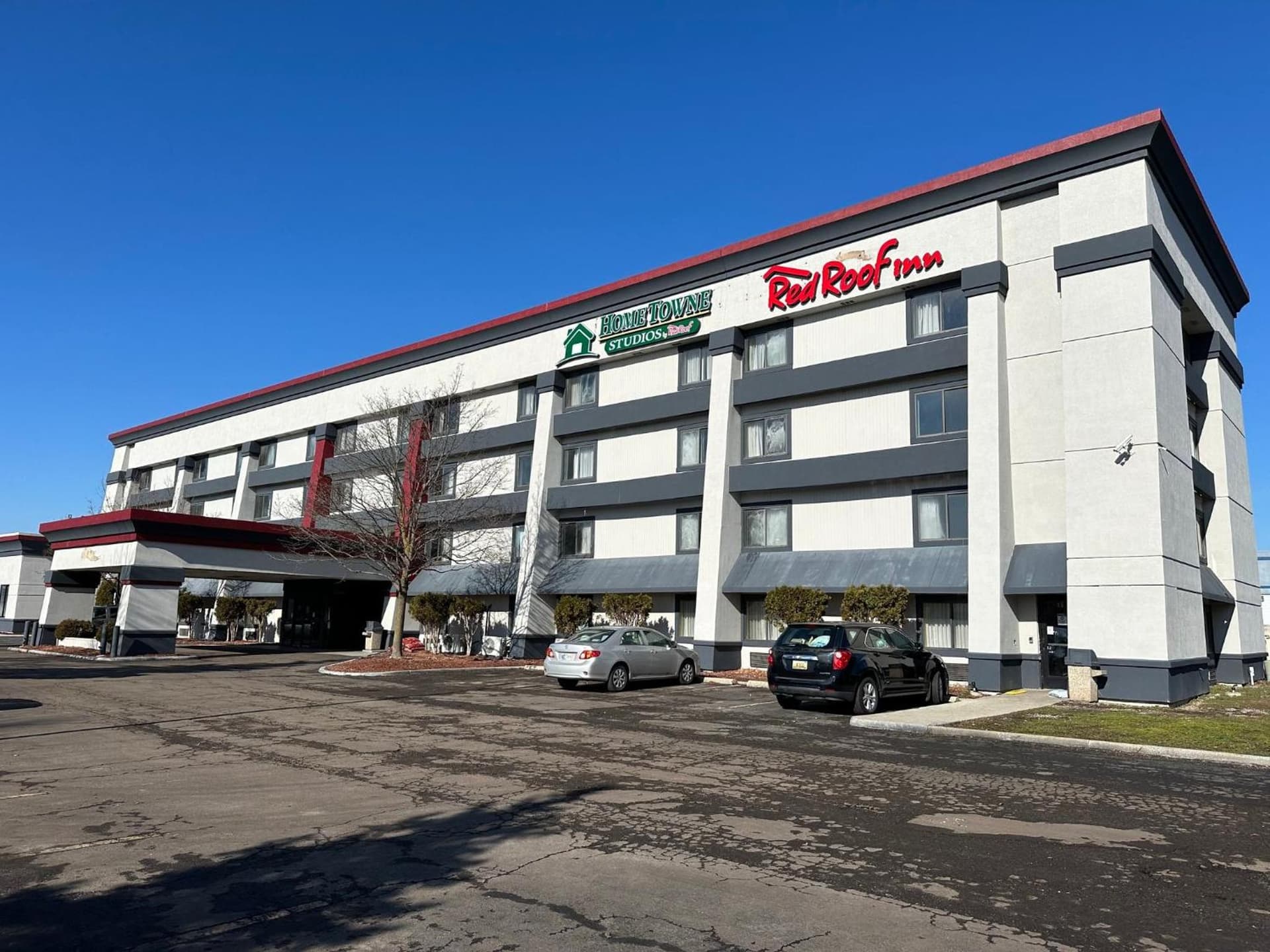 Red Roof Inn Flint interior in Flint, MI — gallery photo 2
