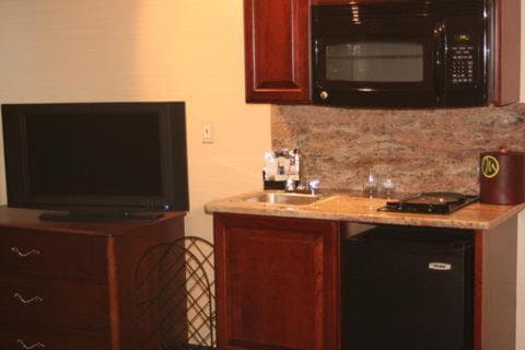 Maron Hotel & Suites gallery photo in Danbury, CT — image 7
