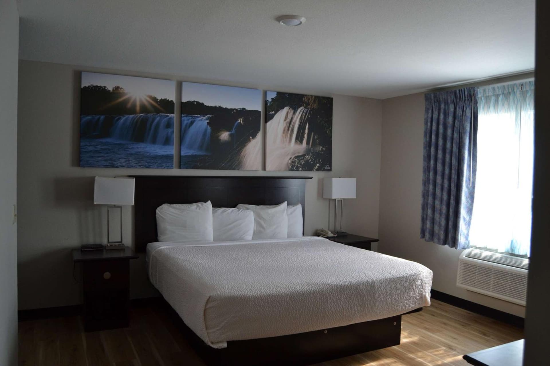 Days Inn and Suites by Wyndham Sikeston interior in Sikeston, MO — gallery photo 2
