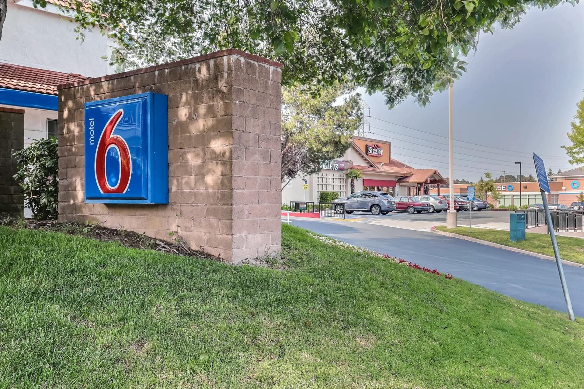 Motel 6-Pinole, CA interior in Pinole, CA — gallery photo 2