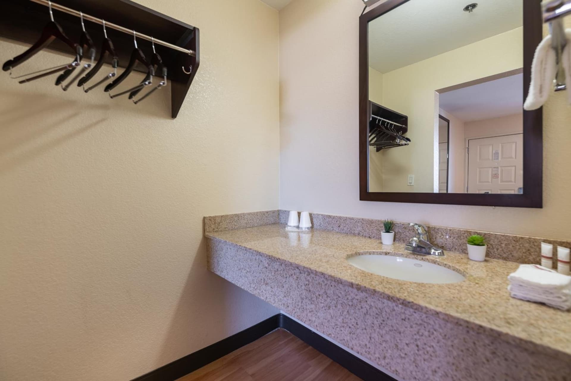Sacramento Inn & Suites Cal Expo I-80 interior in Sacramento, CA — gallery photo 2