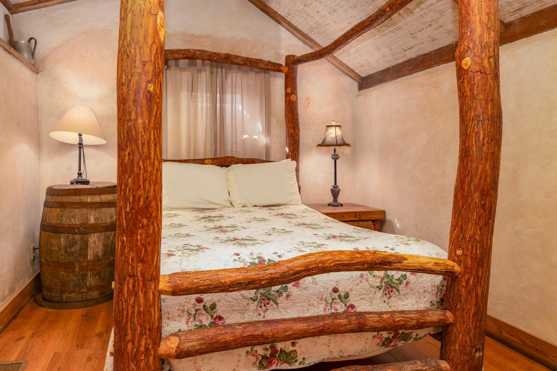 Country Inn Cottages property views in Fredericksburg, TX — gallery photo 3