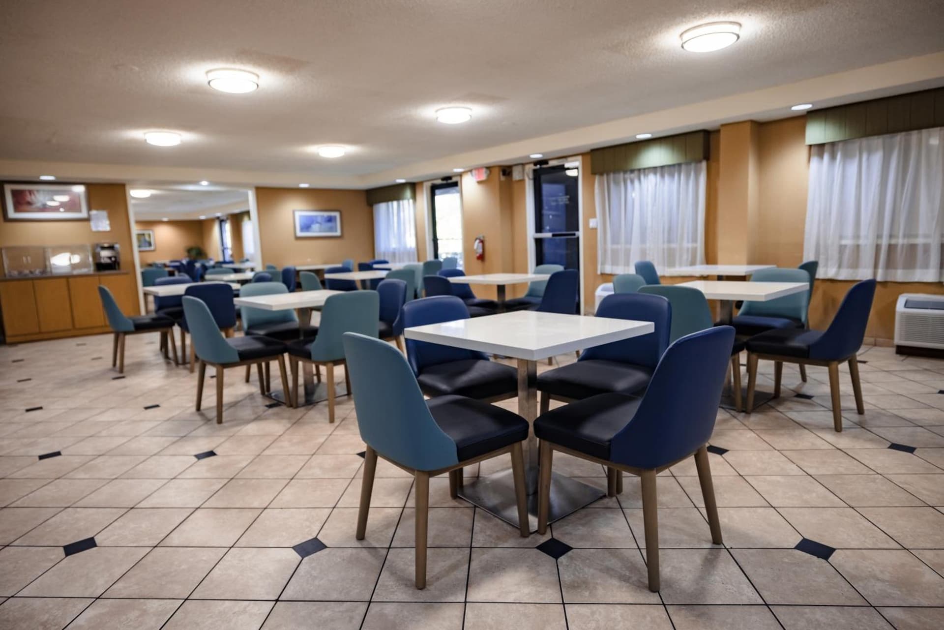 La Quinta Inn by Wyndham Tampa Near Busch Gardens gallery photo in Tampa, FL — image 31