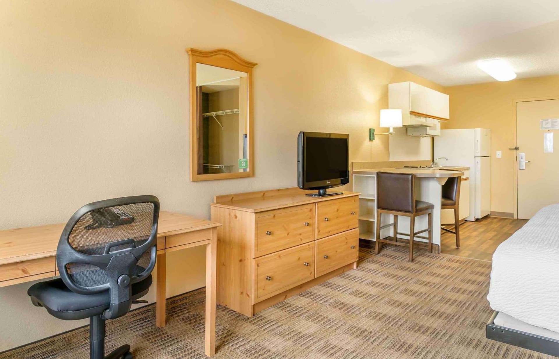 Extended Stay America Suites - Auburn Hills - University Drive interior in Auburn Hills, MI — gallery photo 2