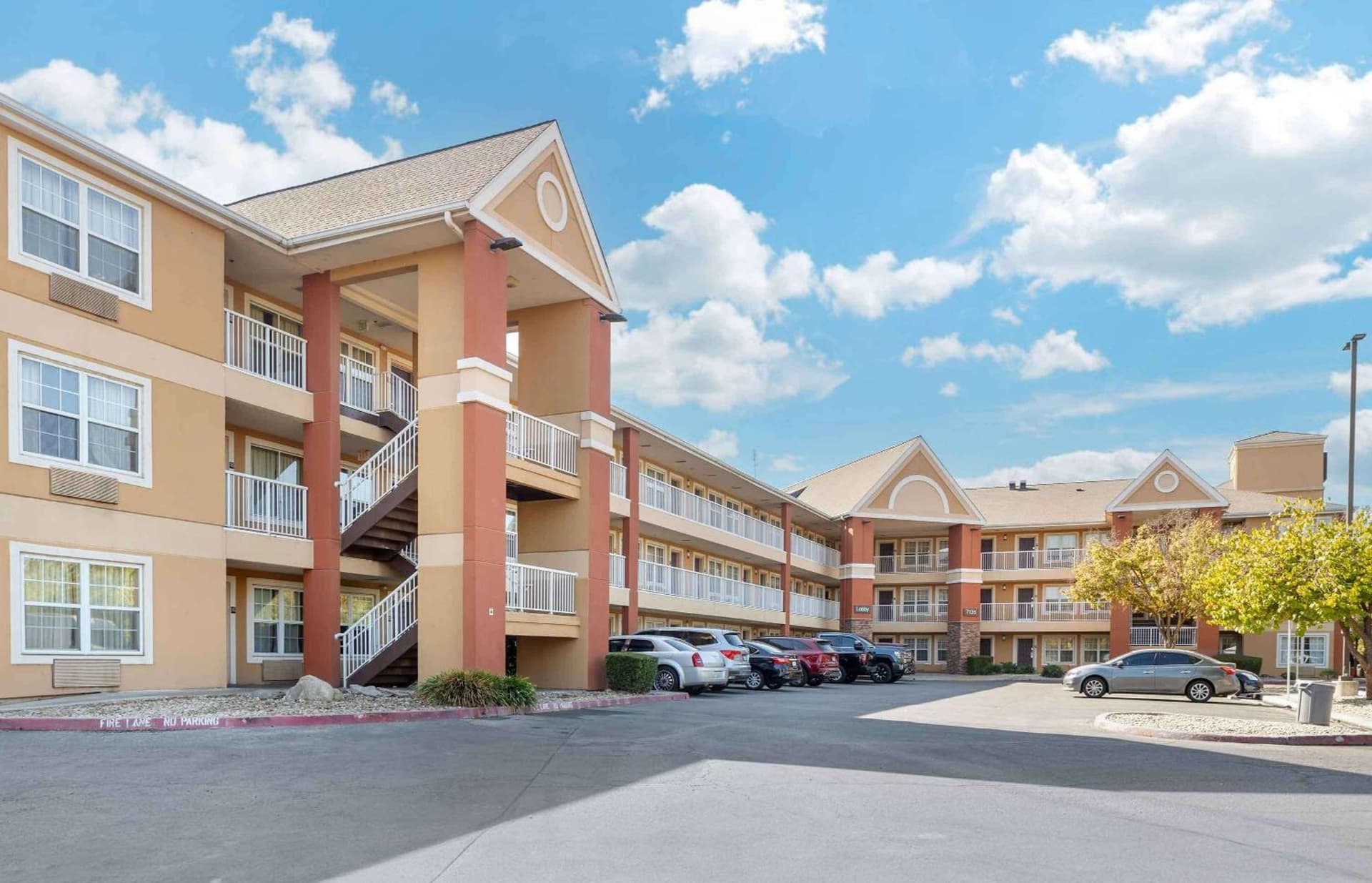 Studio 6 Suites Fresno North CA interior in Fresno, CA — gallery photo 2
