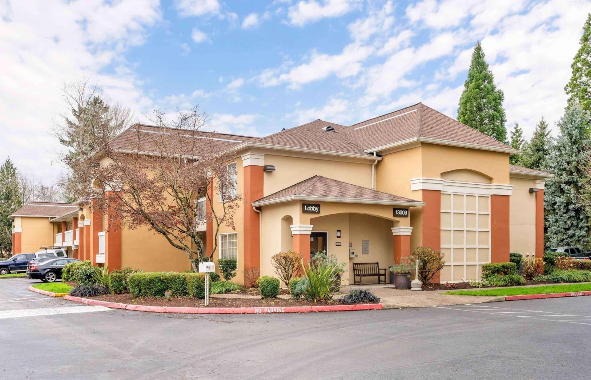 Extended Stay America Suites - Portland - Tigard interior in Tigard, OR — gallery photo 2