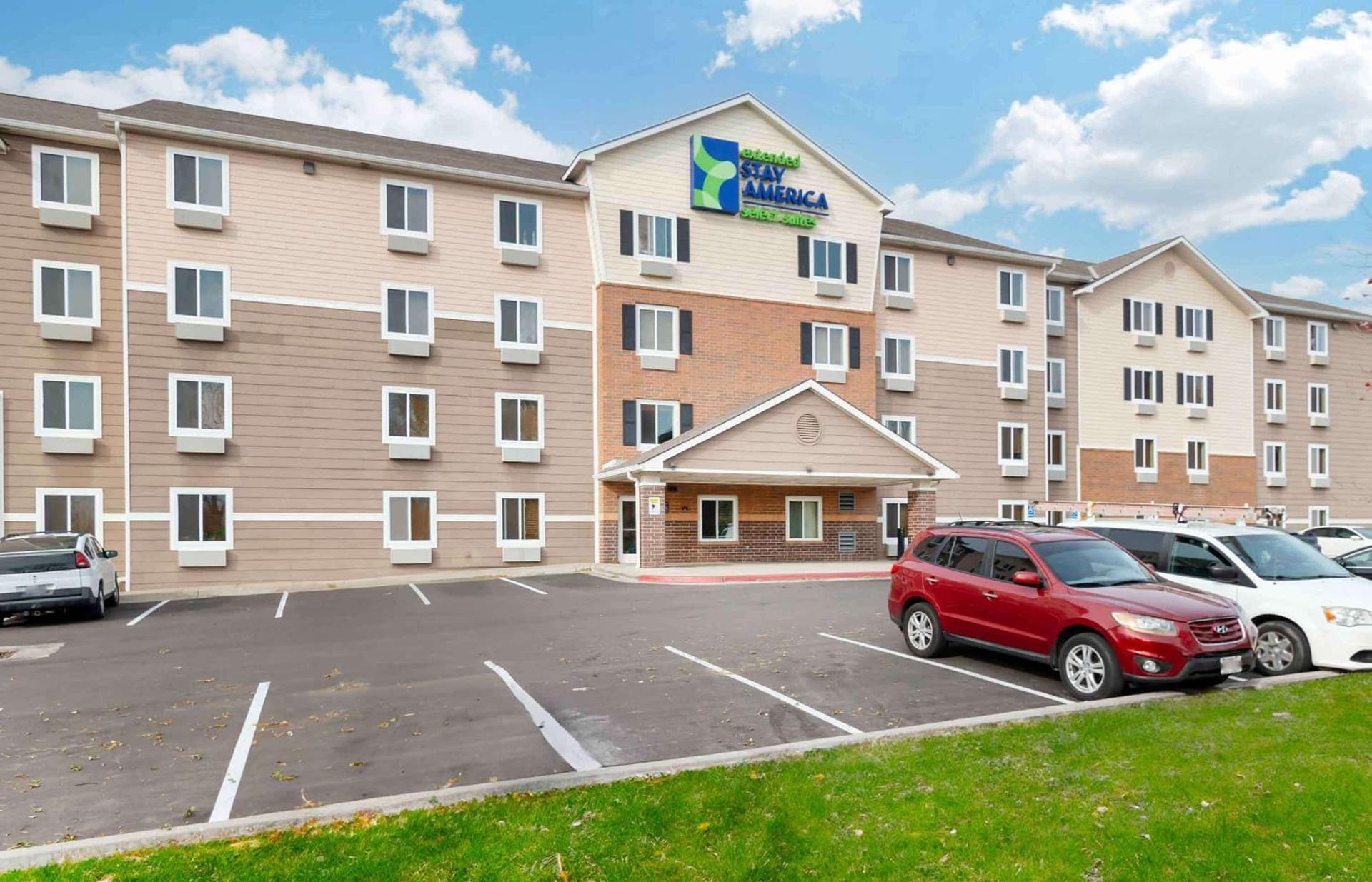 Extended Stay America Select Suites - Kansas City - Stadium exterior or lobby in Independence, MO — main listing photo