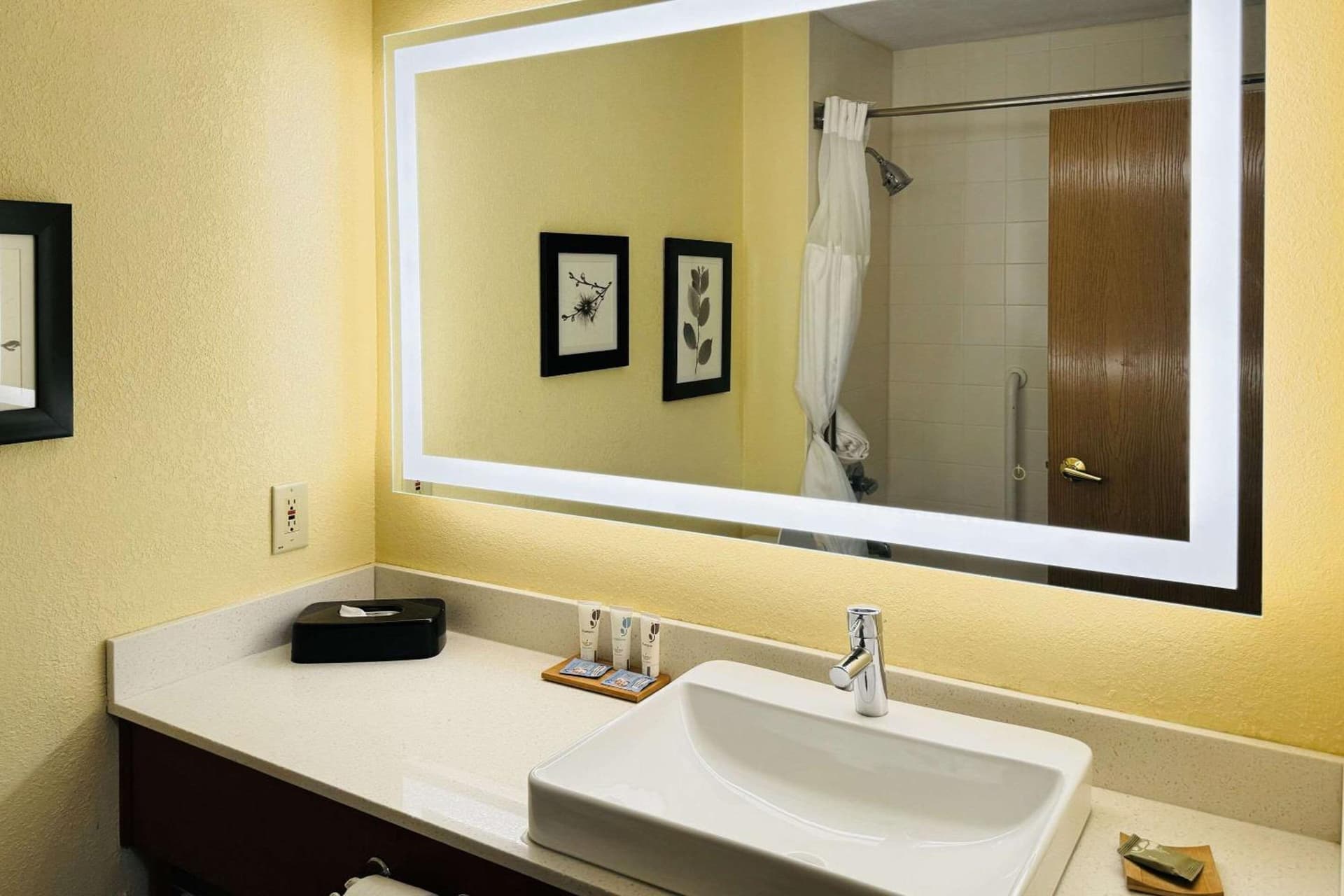 Country Inn & Suites by Radisson, Mishawaka, IN gallery photo in South Bend, IN — image 33