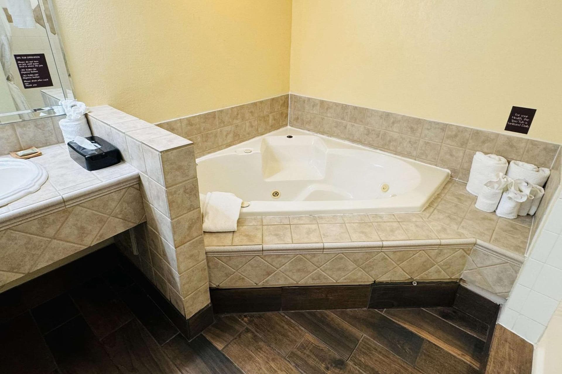 Country Inn & Suites by Radisson, Mishawaka, IN gallery photo in South Bend, IN — image 21