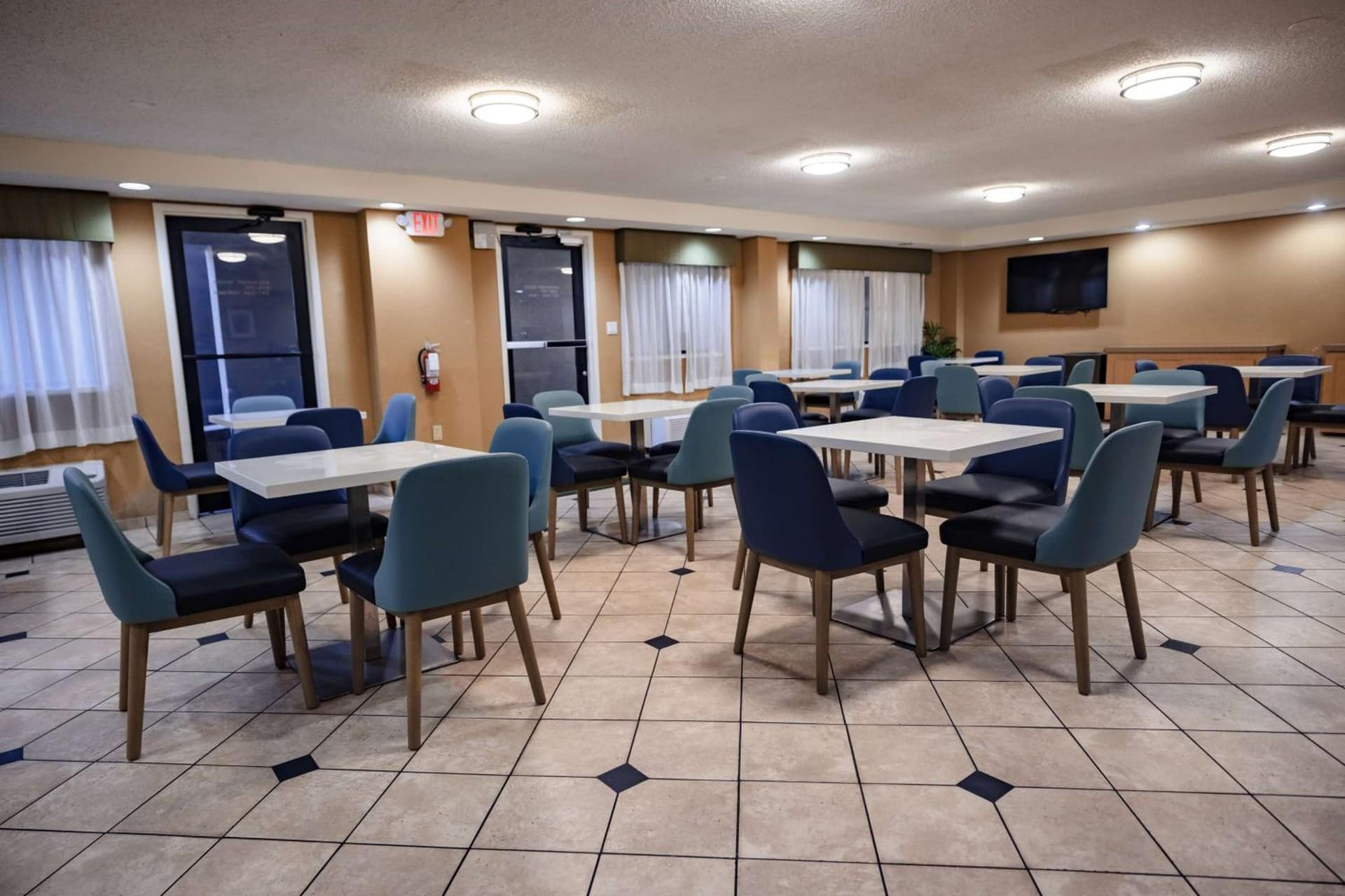 La Quinta Inn by Wyndham Tampa Near Busch Gardens gallery photo in Tampa, FL — image 4
