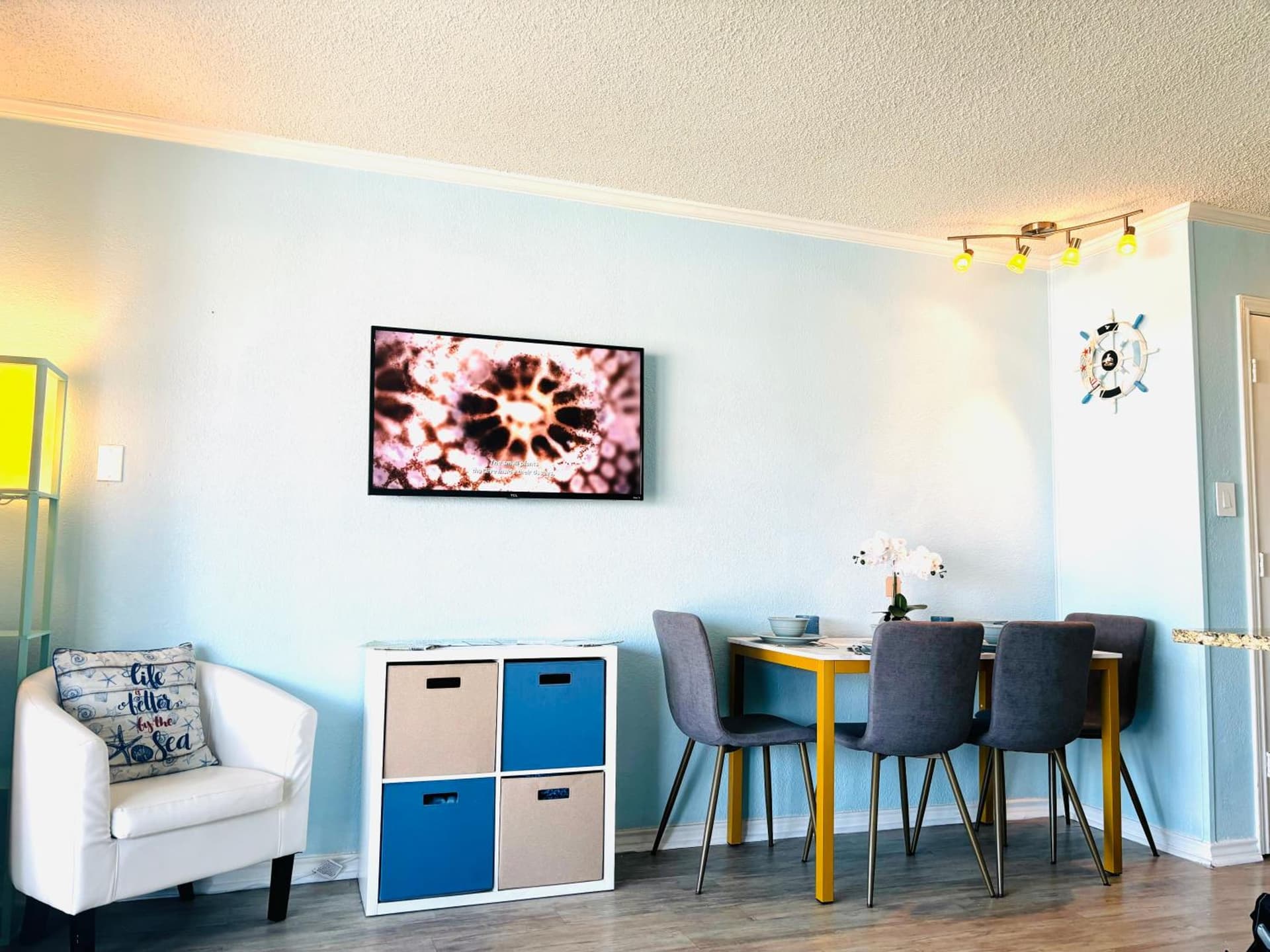 Beautiful newly renovated beachfront condo at Casa Del Mars interior in Galveston, TX — gallery photo 2