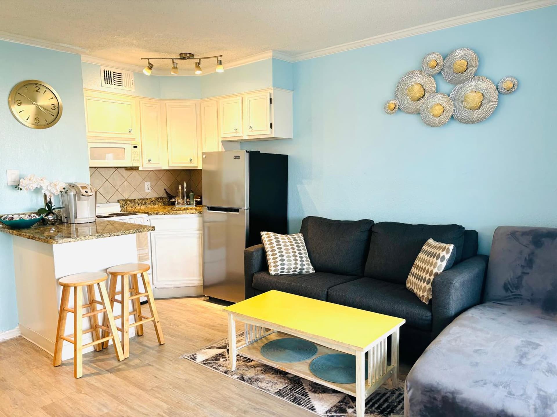 Beautiful newly renovated beachfront condo at Casa Del Mars property views in Galveston, TX — gallery photo 3