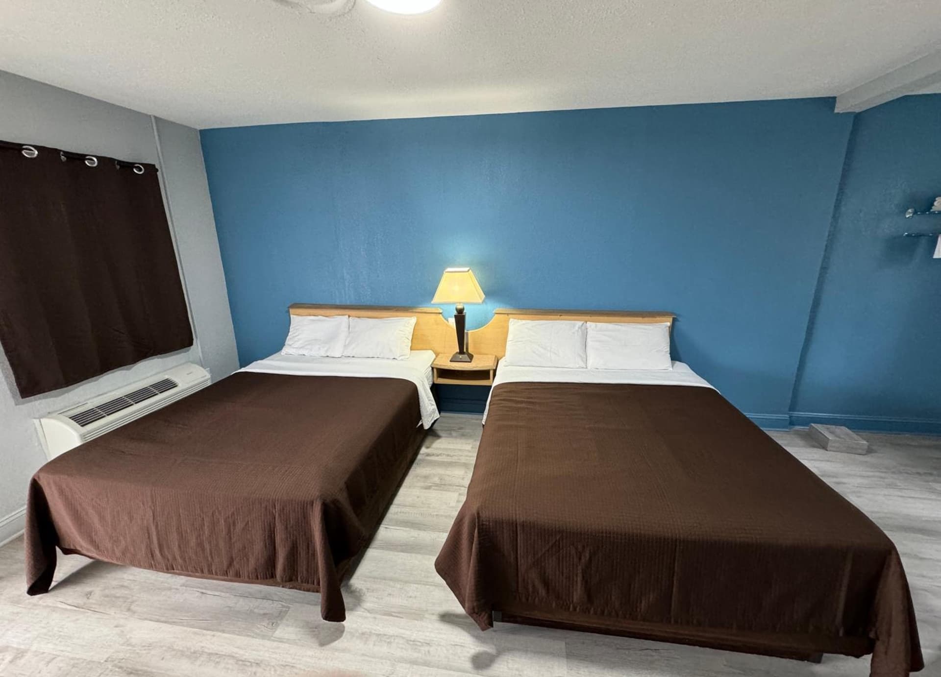 Budget Inn interior in Thomasville, NC — gallery photo 2