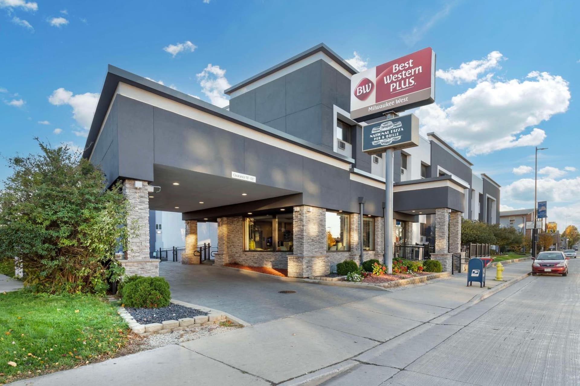 Best Western Plus Milwaukee West interior in Milwaukee, WI — gallery photo 2