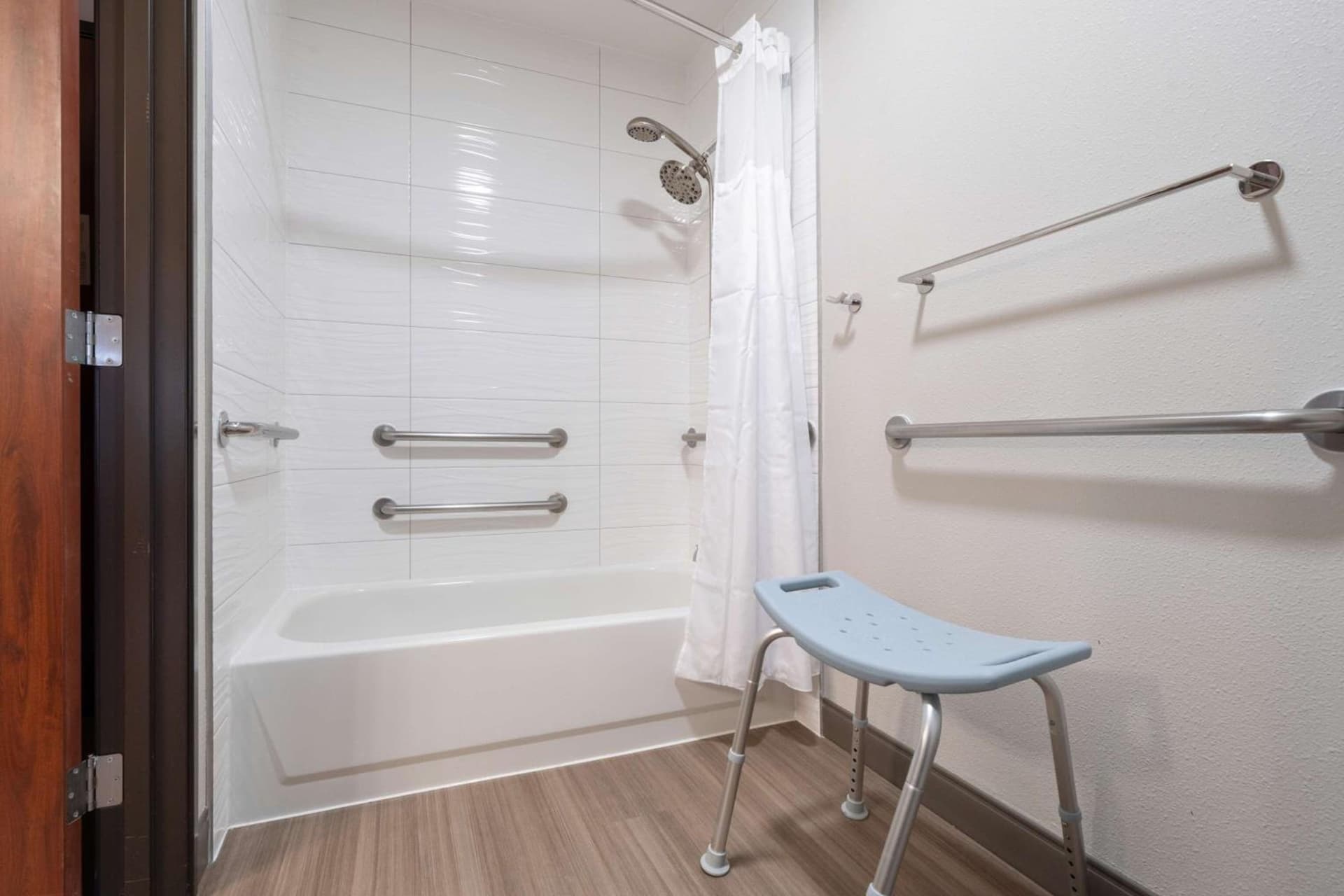 Best Western Lake Oswego Hotel & Suites property views in Lake Oswego, OR — gallery photo 3