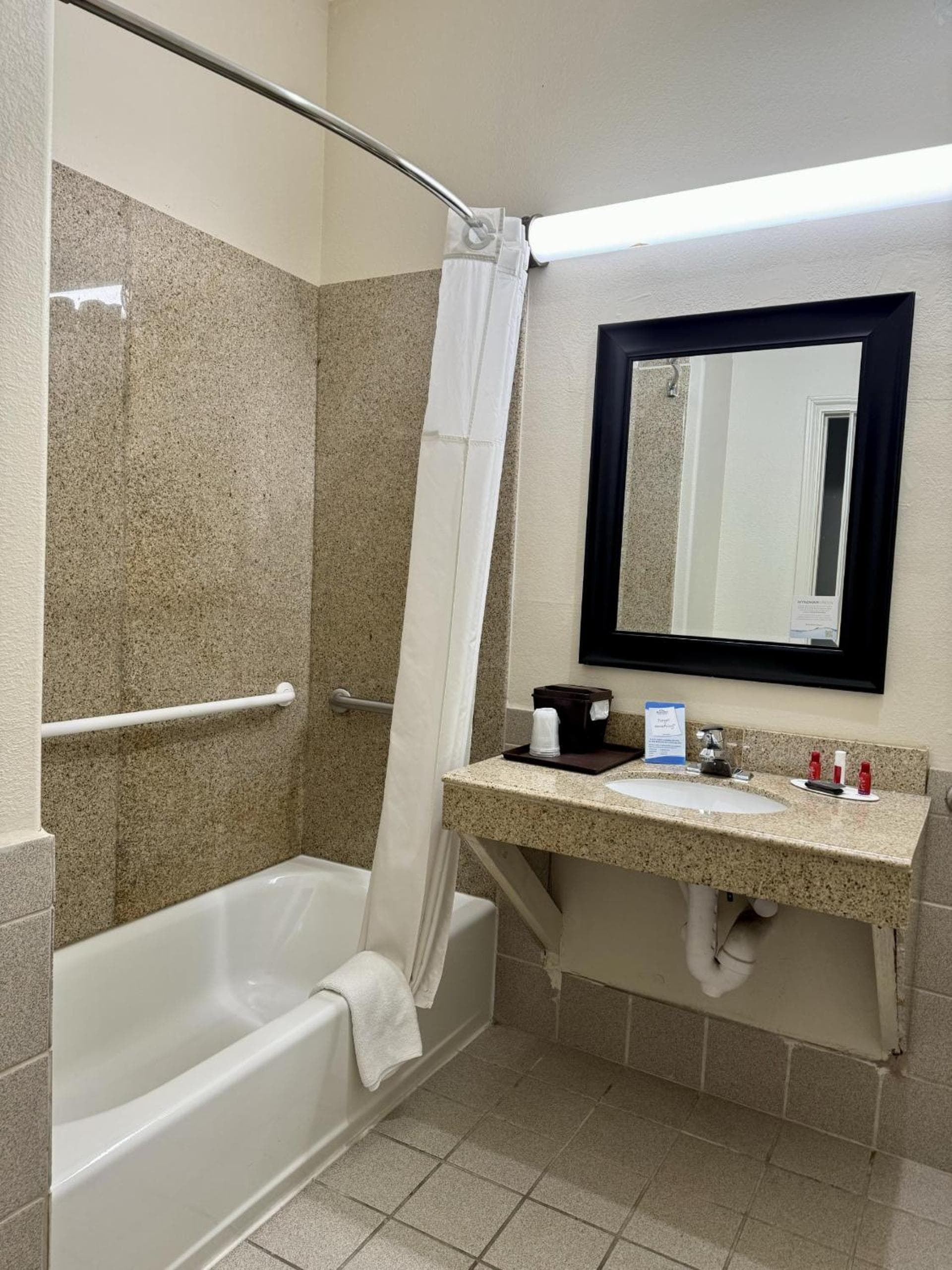Baymont by Wyndham Galveston gallery photo in Galveston, TX — image 11