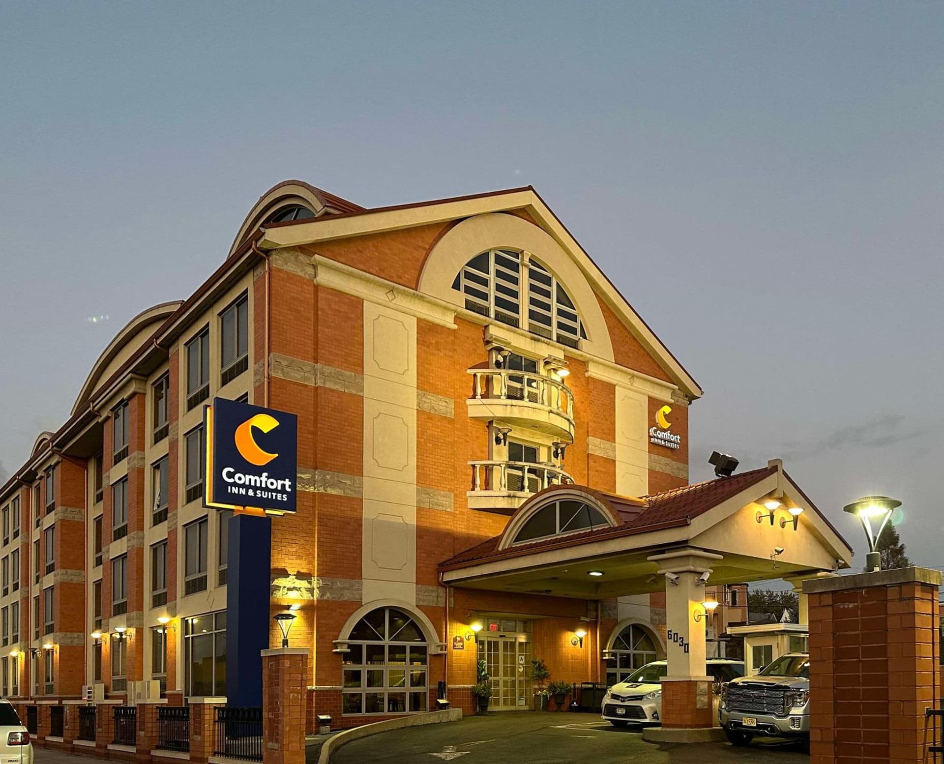 Comfort Inn & Suites LaGuardia Airport interior in Queens, NY — gallery photo 2