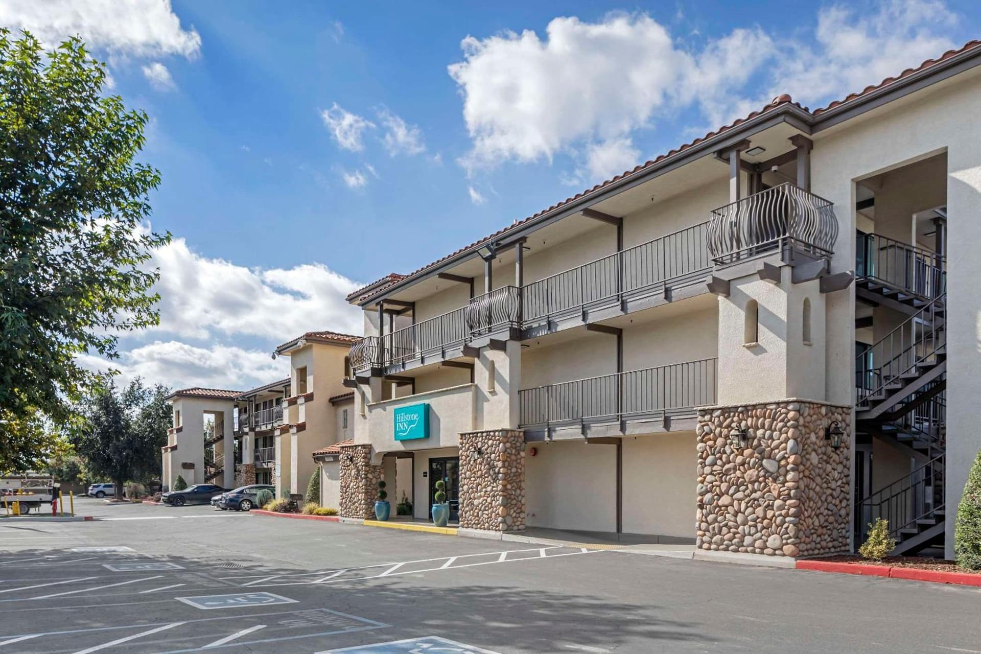 Hillstone Inn Tulare, an Ascend Collection Hotel gallery photo in Tulare, CA — image 61