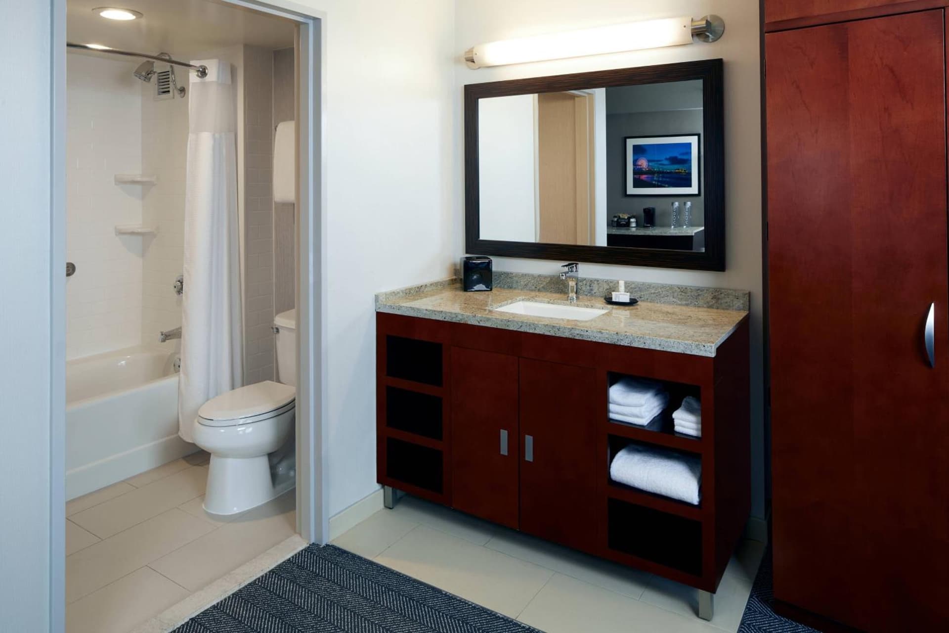 Courtyard by Marriott Los Angeles LAX / Century Boulevard gallery photo in Los Angeles, CA — image 43