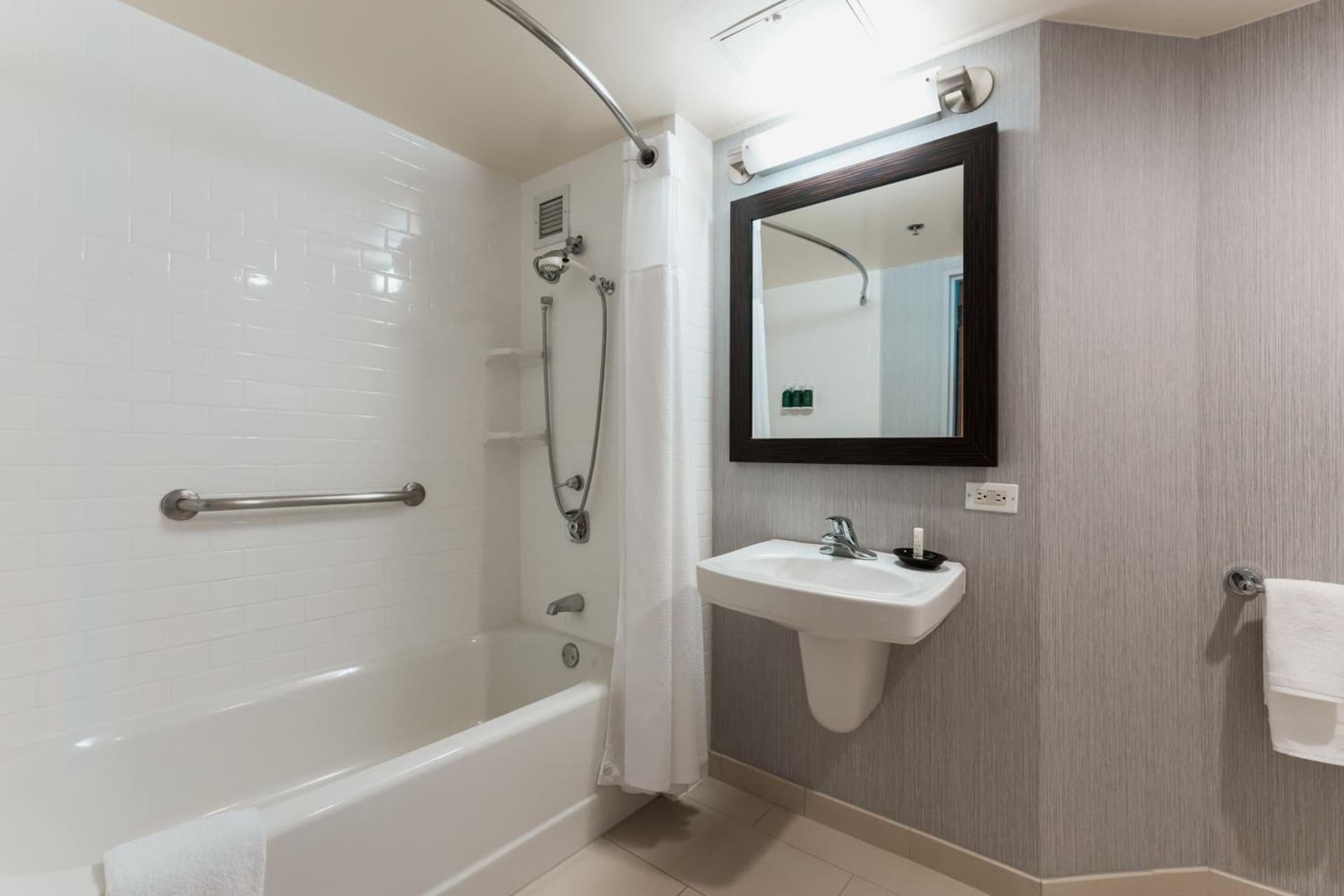 Courtyard by Marriott Los Angeles LAX / Century Boulevard gallery photo in Los Angeles, CA — image 30