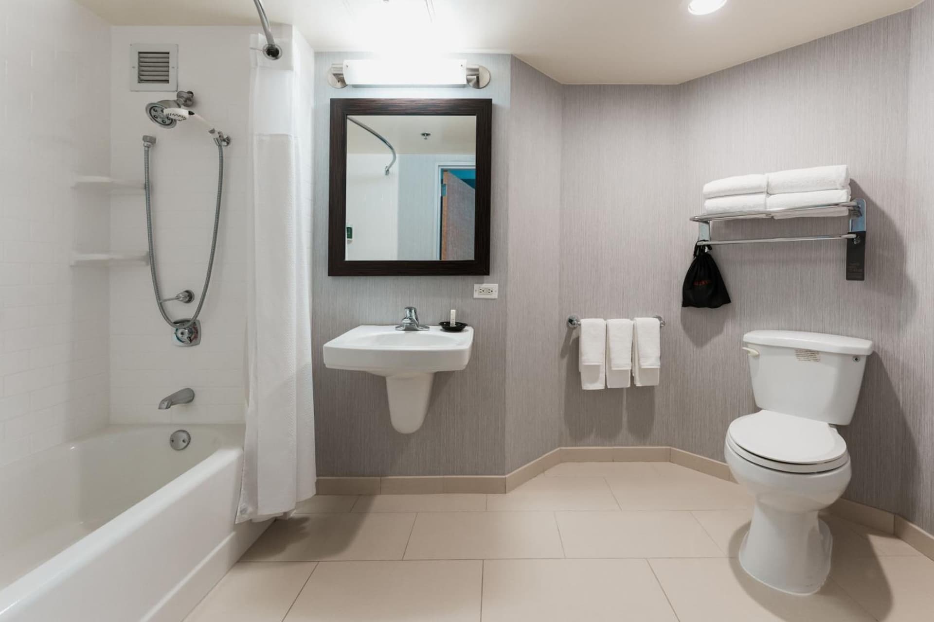 Courtyard by Marriott Los Angeles LAX / Century Boulevard gallery photo in Los Angeles, CA — image 10