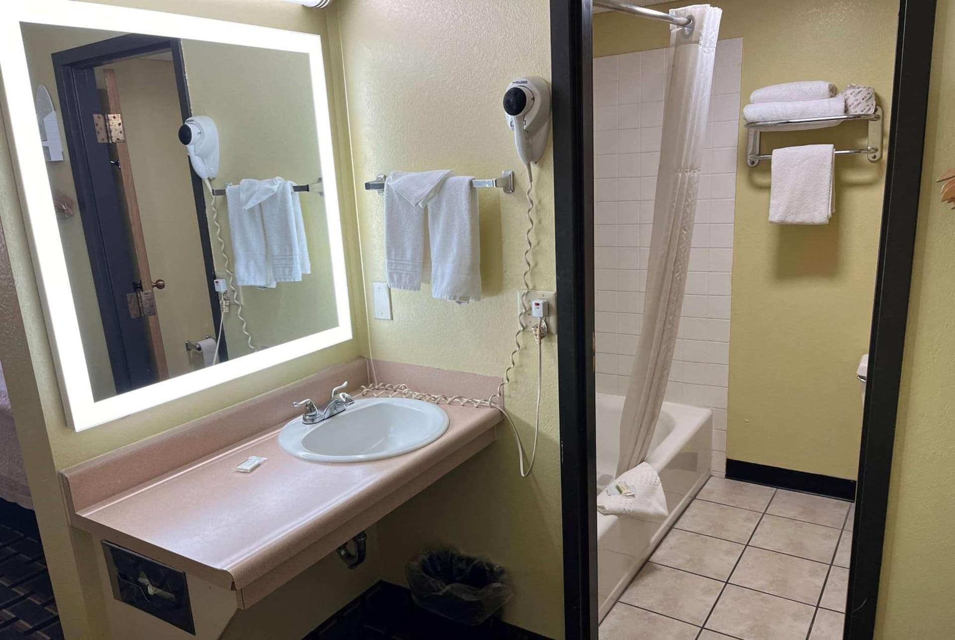 Days Inn by Wyndham Park City Kansas property views in Park City, KS — gallery photo 3