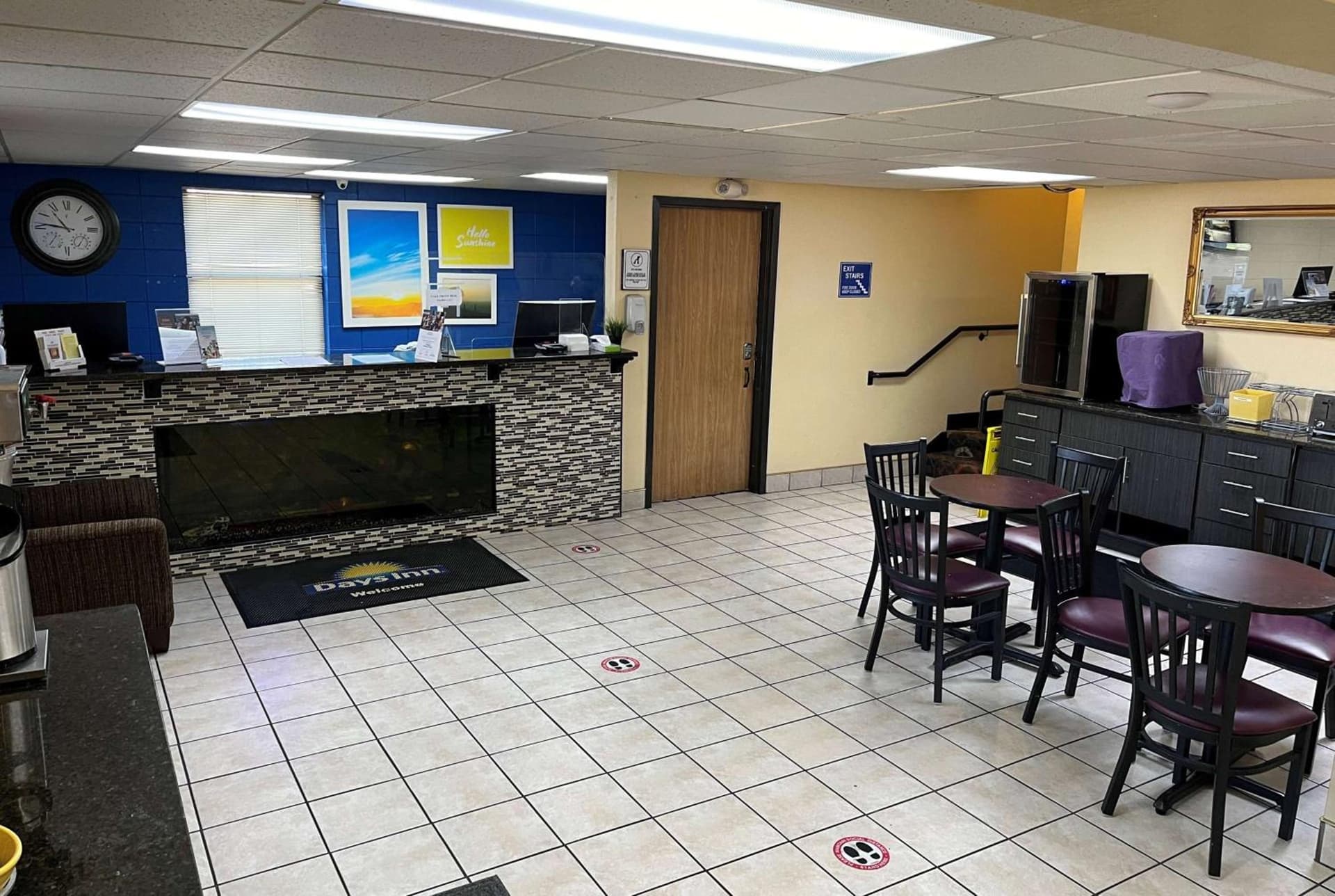 Days Inn by Wyndham Park City Kansas interior in Park City, KS — gallery photo 2