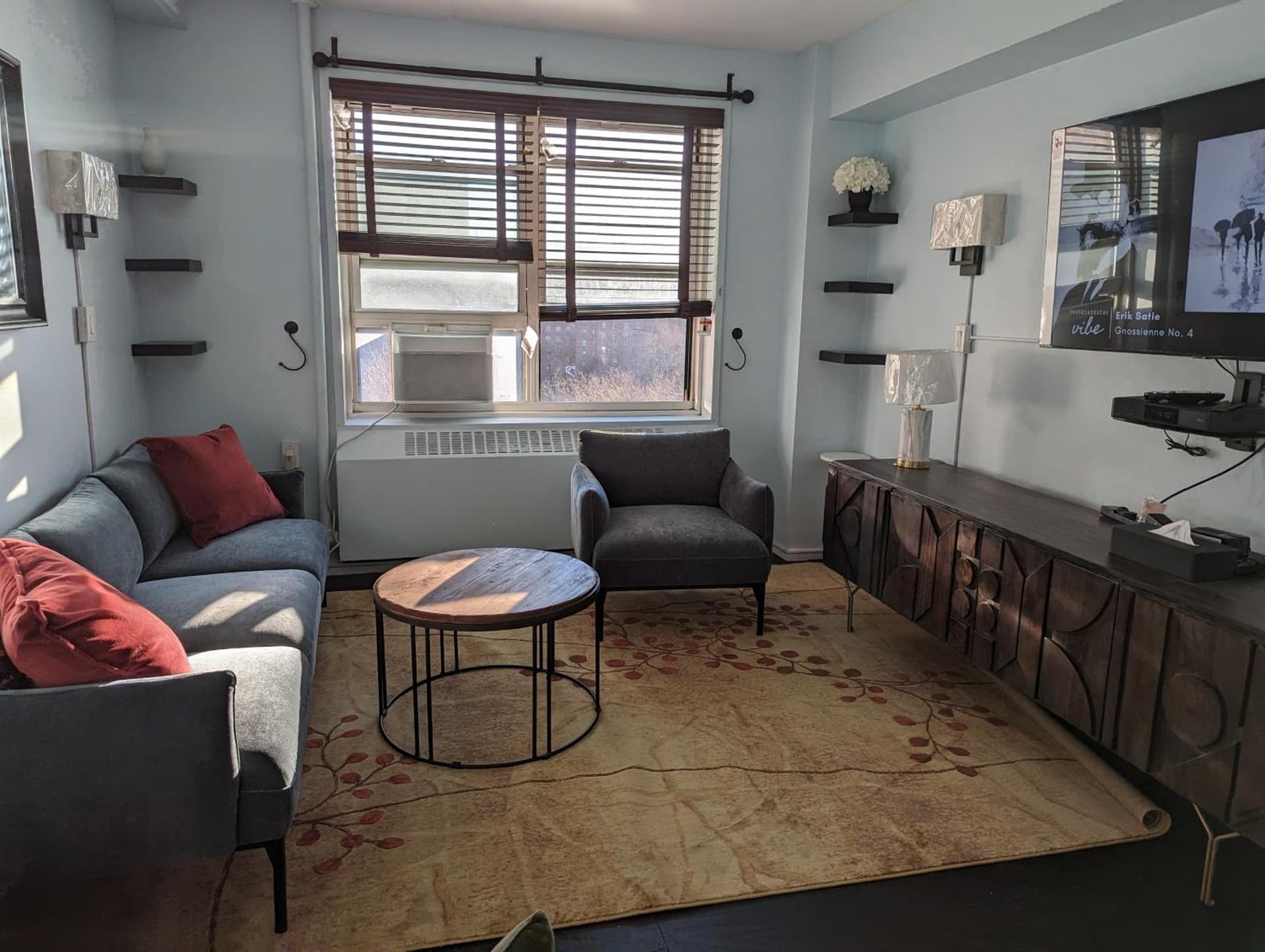 Fully renovated Manhattan gem property views in New York, NY — gallery photo 3
