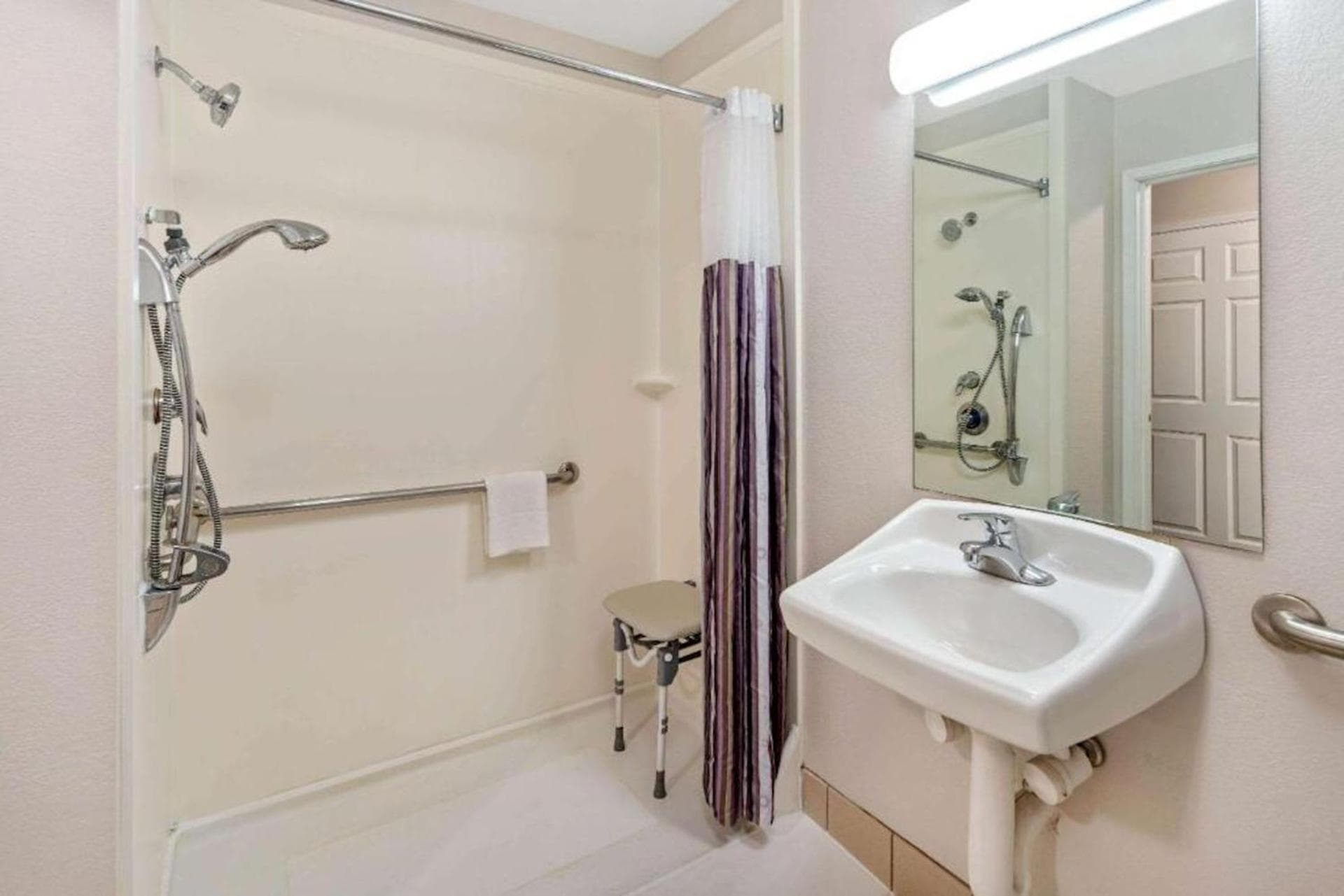 La Quinta Inn and Suites Fort Myers I-75 gallery photo in Fort Myers, FL — image 33