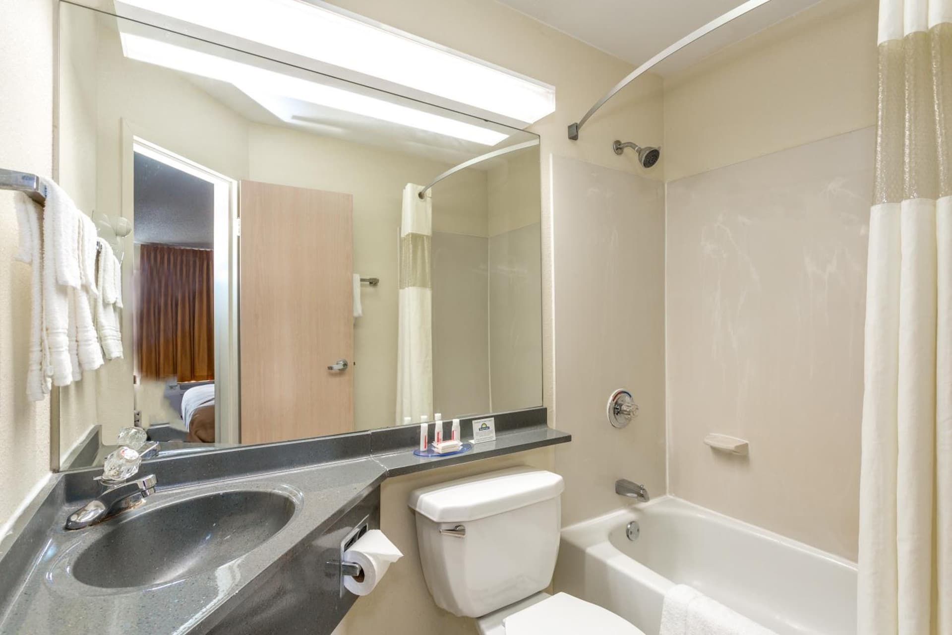 Days Inn by Wyndham Florence Cincinnati Area interior in Florence, KY — gallery photo 2