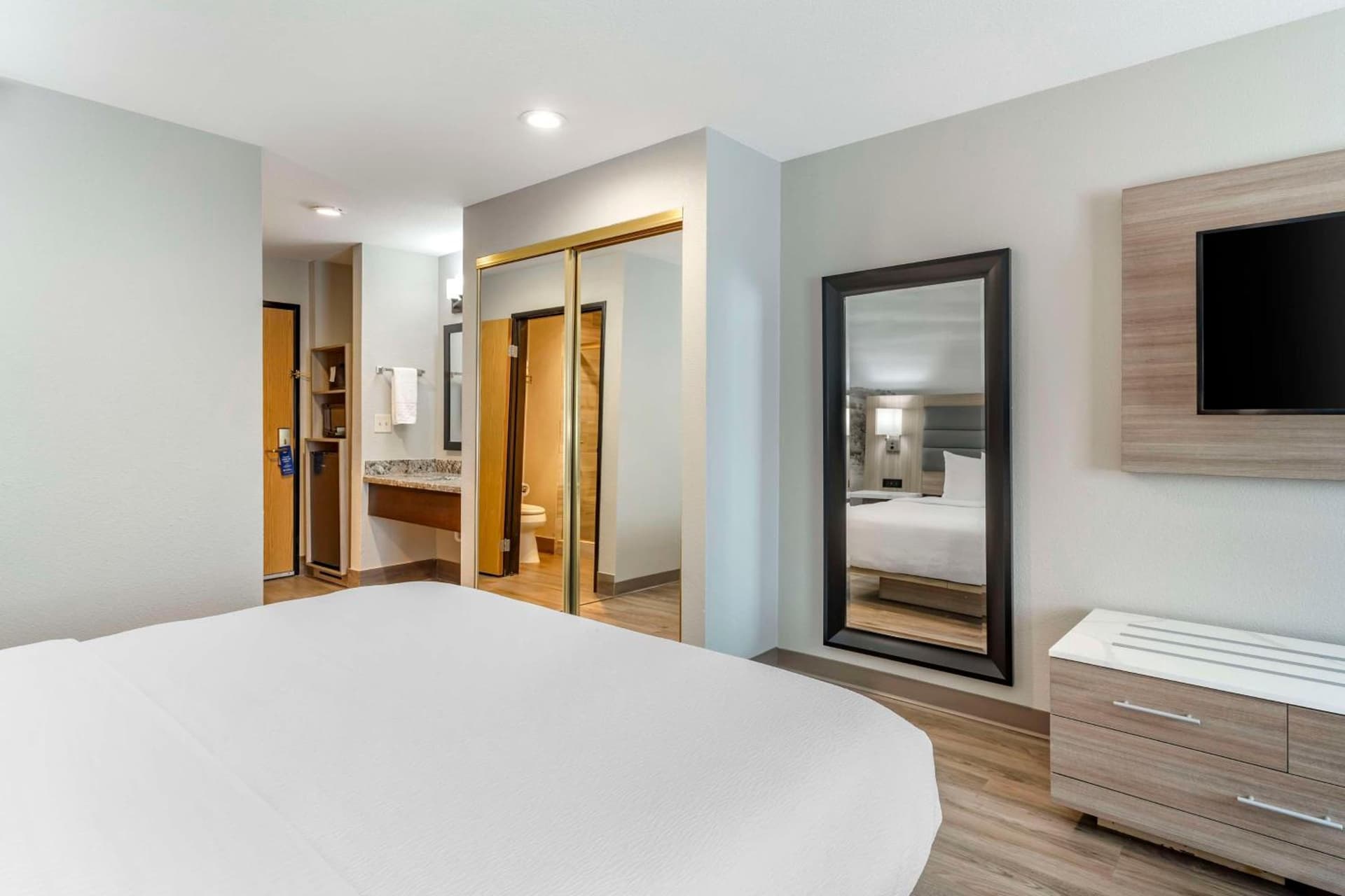 Best Western Plus Vineyard Inn property views in Livermore, CA — gallery photo 3