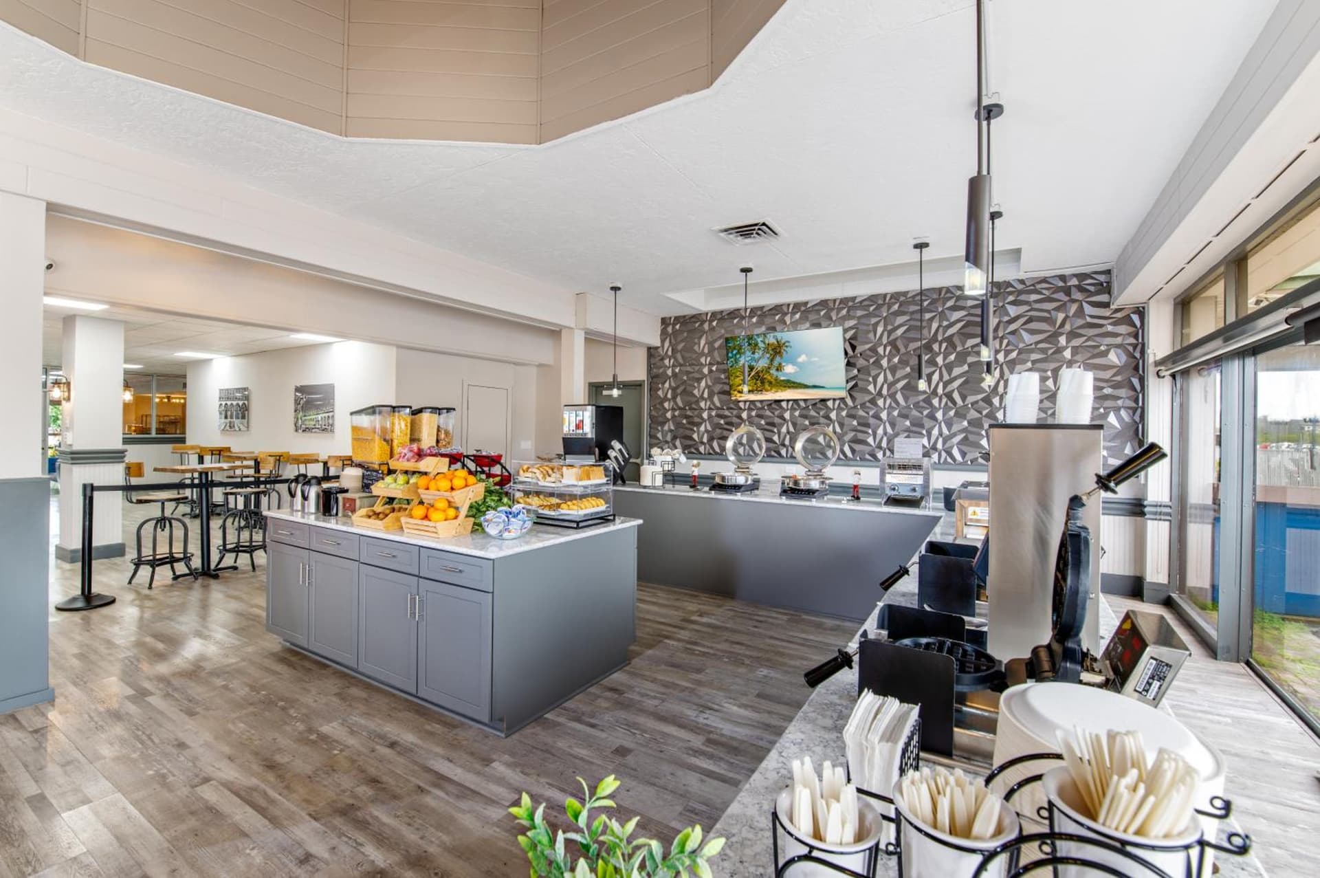 Ramada by Wyndham Sarasota Waterfront gallery photo in Sarasota, FL — image 61