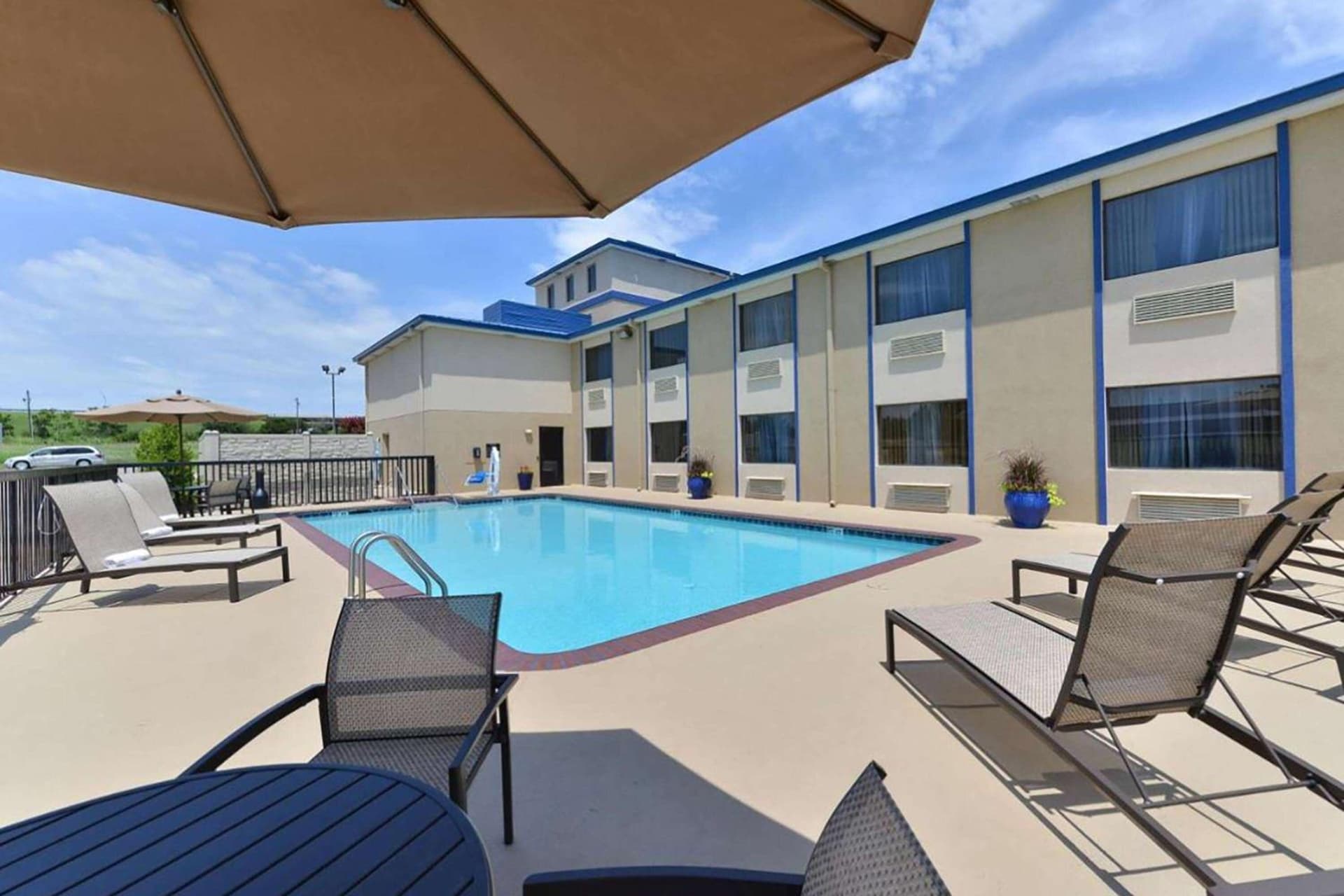 Baymont by Wyndham Ardmore I-35 interior in Ardmore, OK — gallery photo 2
