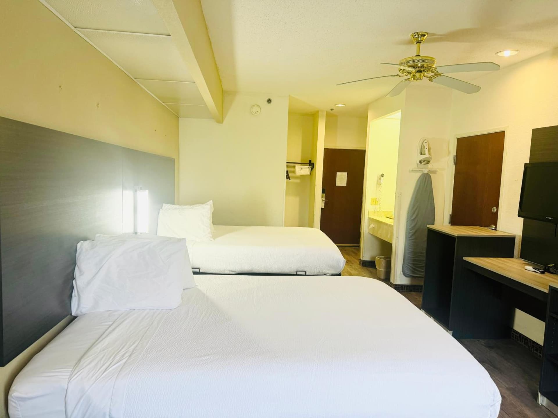 America's Best Inns Flowood interior in Flowood, MS — gallery photo 2