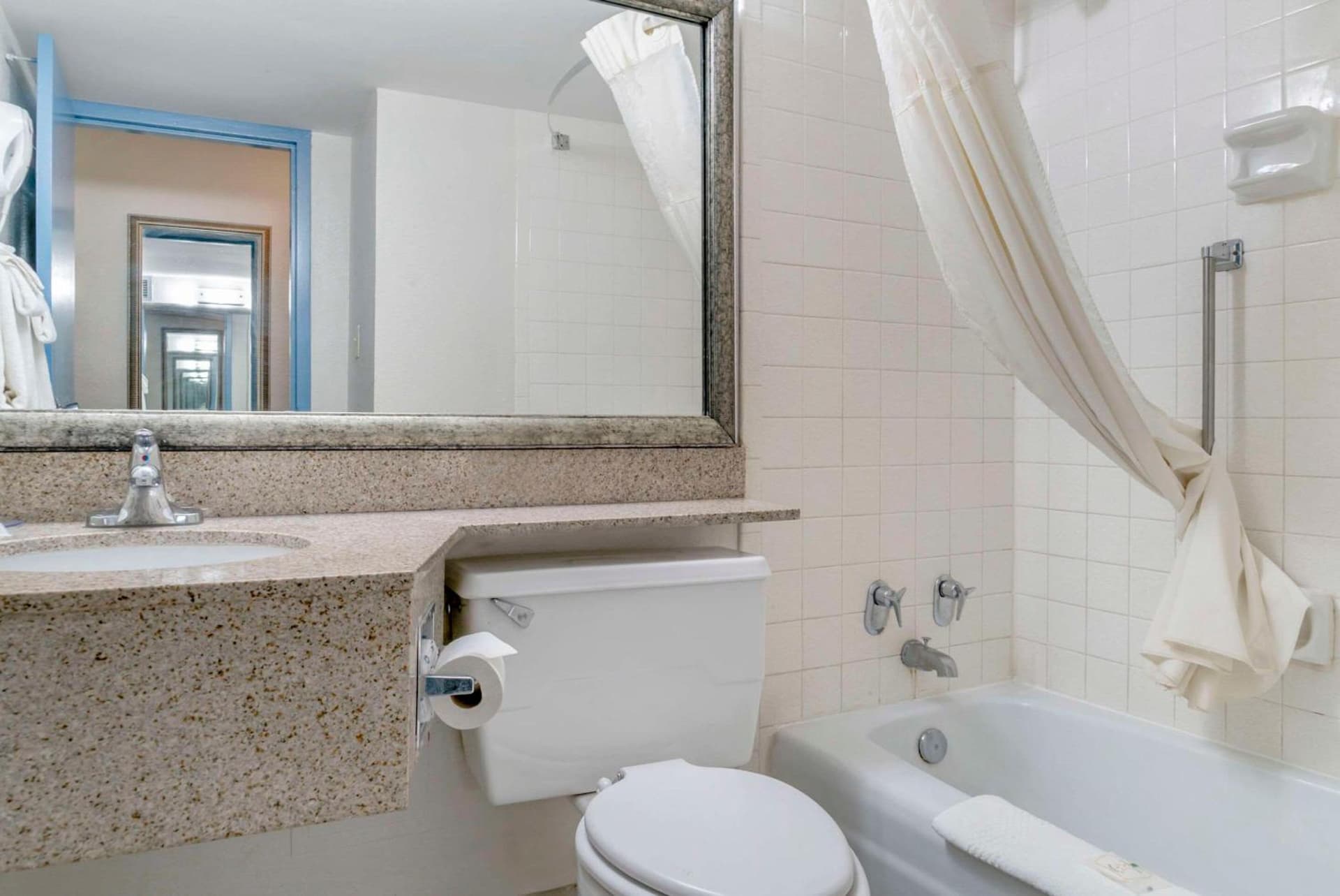 Quality Inn and Suites Livonia property views in Livonia, MI — gallery photo 3