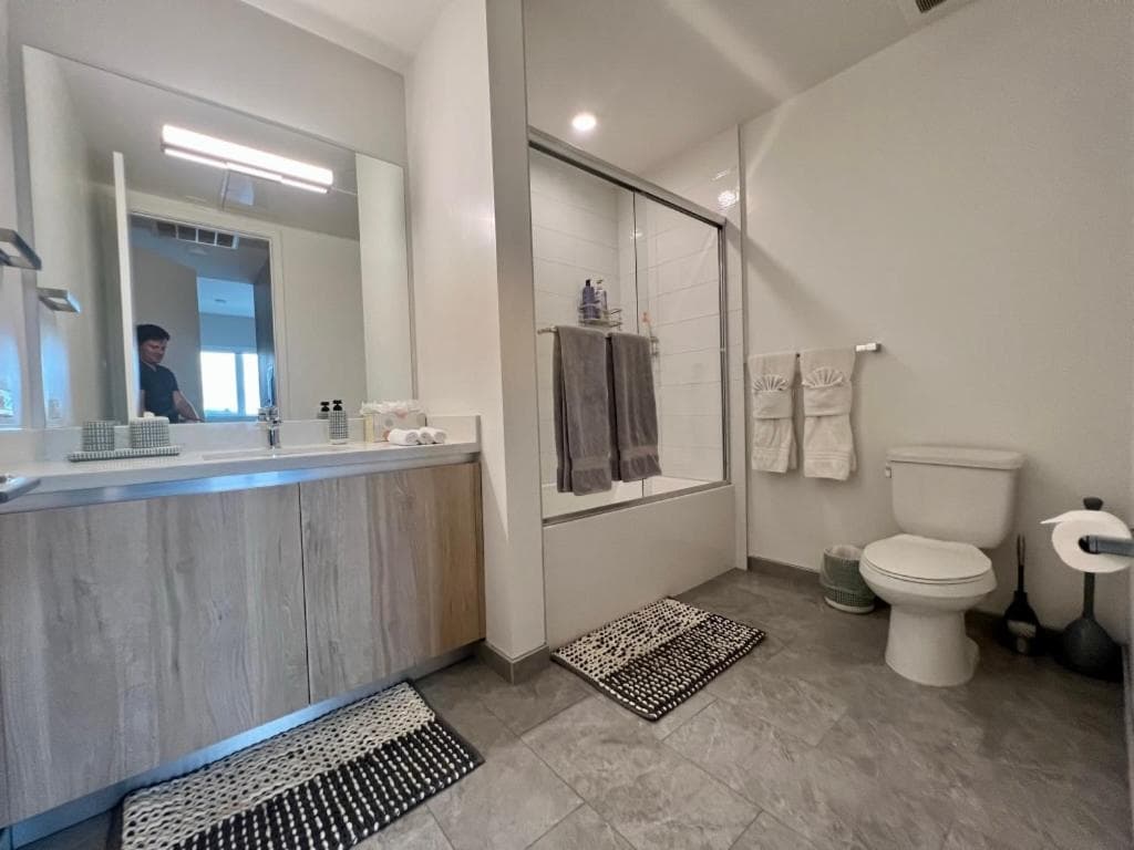Hollywood Sign View 2 Bed 2 Bath Premium Corner interior in Los Angeles, CA — gallery photo 2