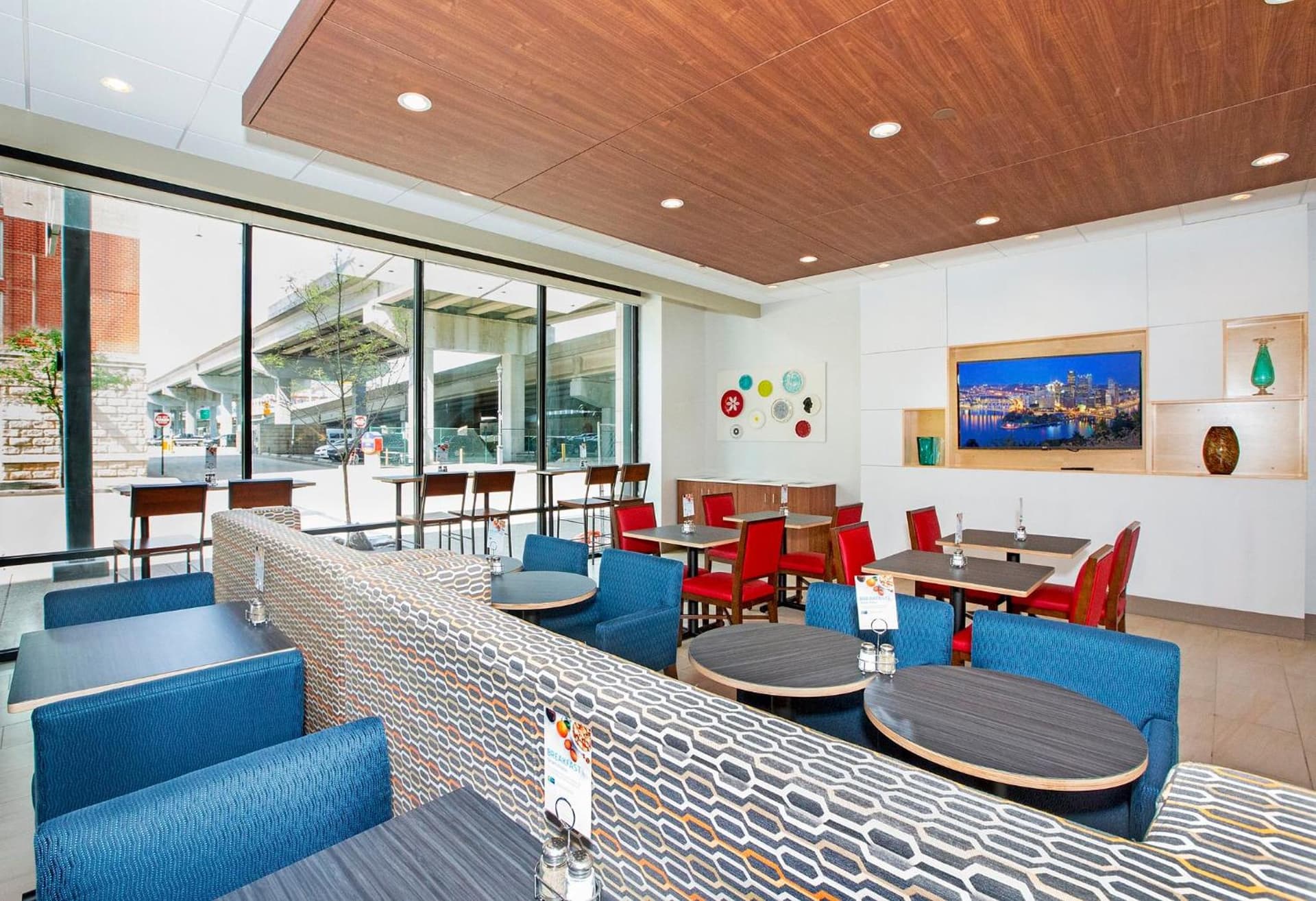 Holiday Inn Express & Suites Pittsburgh North Shore by IHG gallery photo in Pittsburgh, PA — image 48