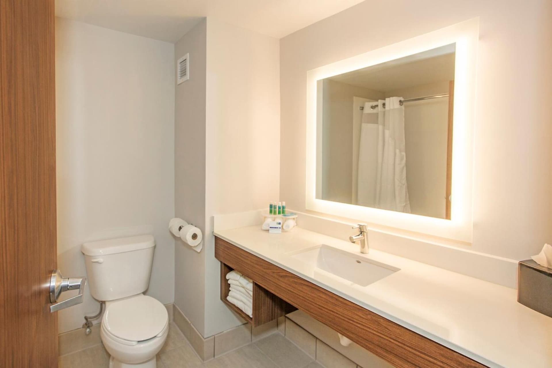 Holiday Inn Express & Suites Pittsburgh North Shore by IHG gallery photo in Pittsburgh, PA — image 15