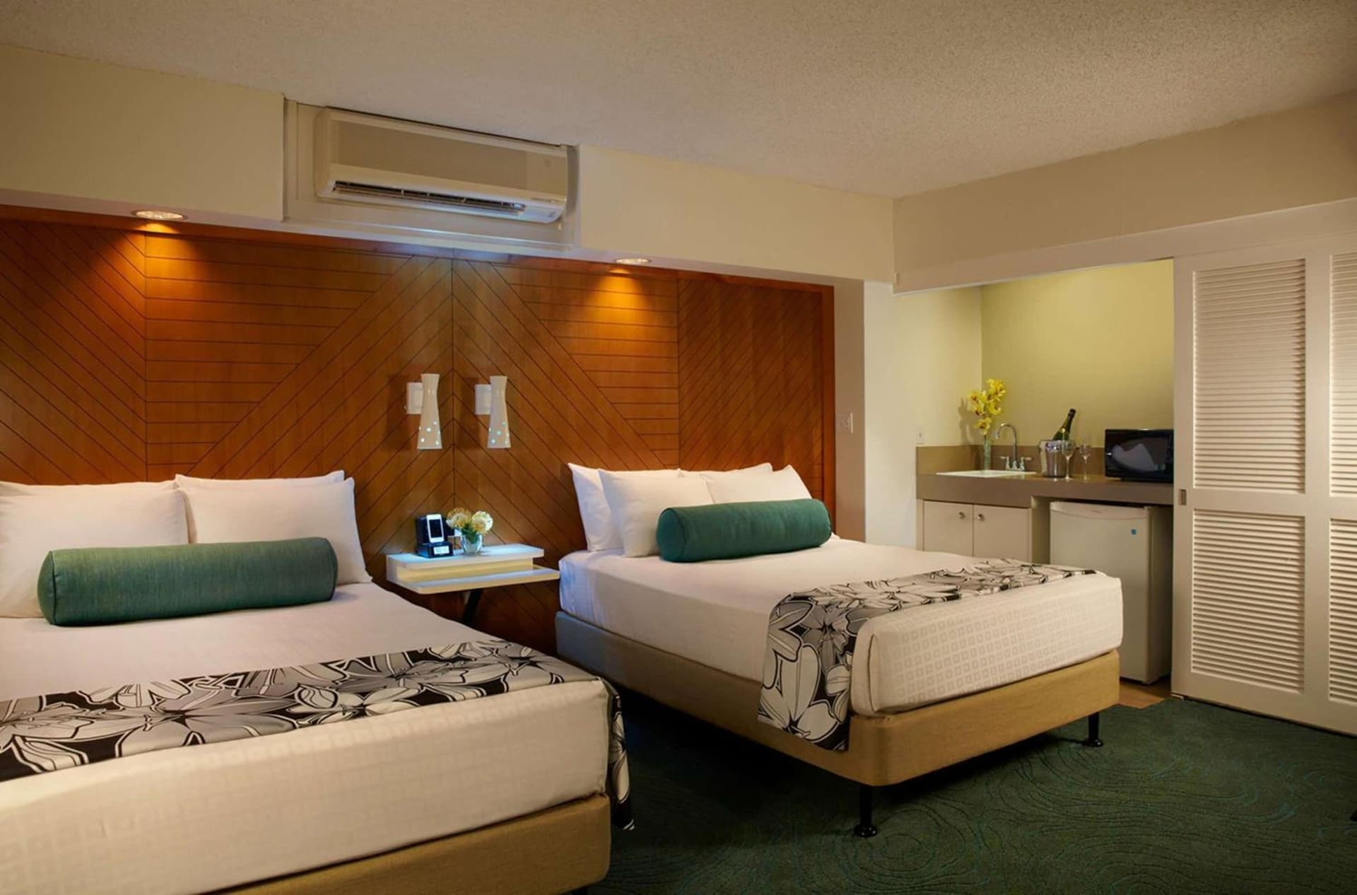 Oasis Hotel Waikiki gallery photo in Honolulu, HI — image 13