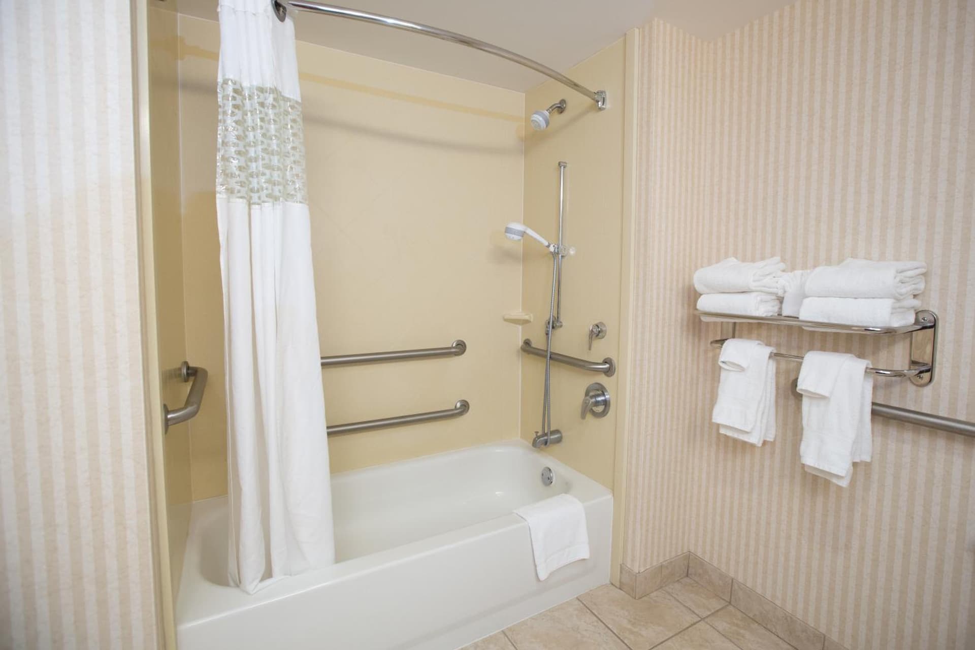 Hampton Inn Raynham-Taunton gallery photo in Raynham, MA — image 9