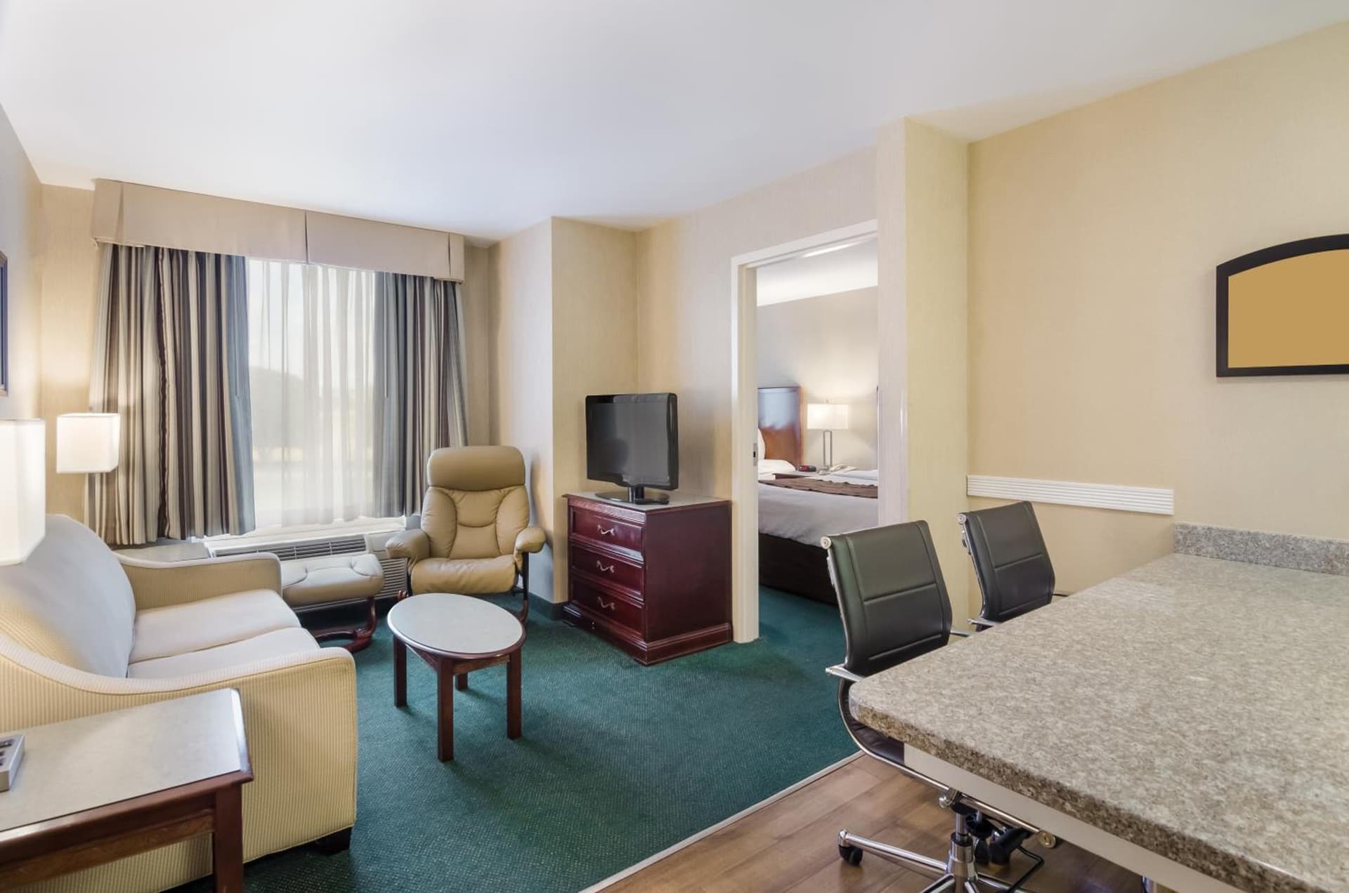 MainStay Suites Roanoke Airport gallery photo in Roanoke, VA — image 11