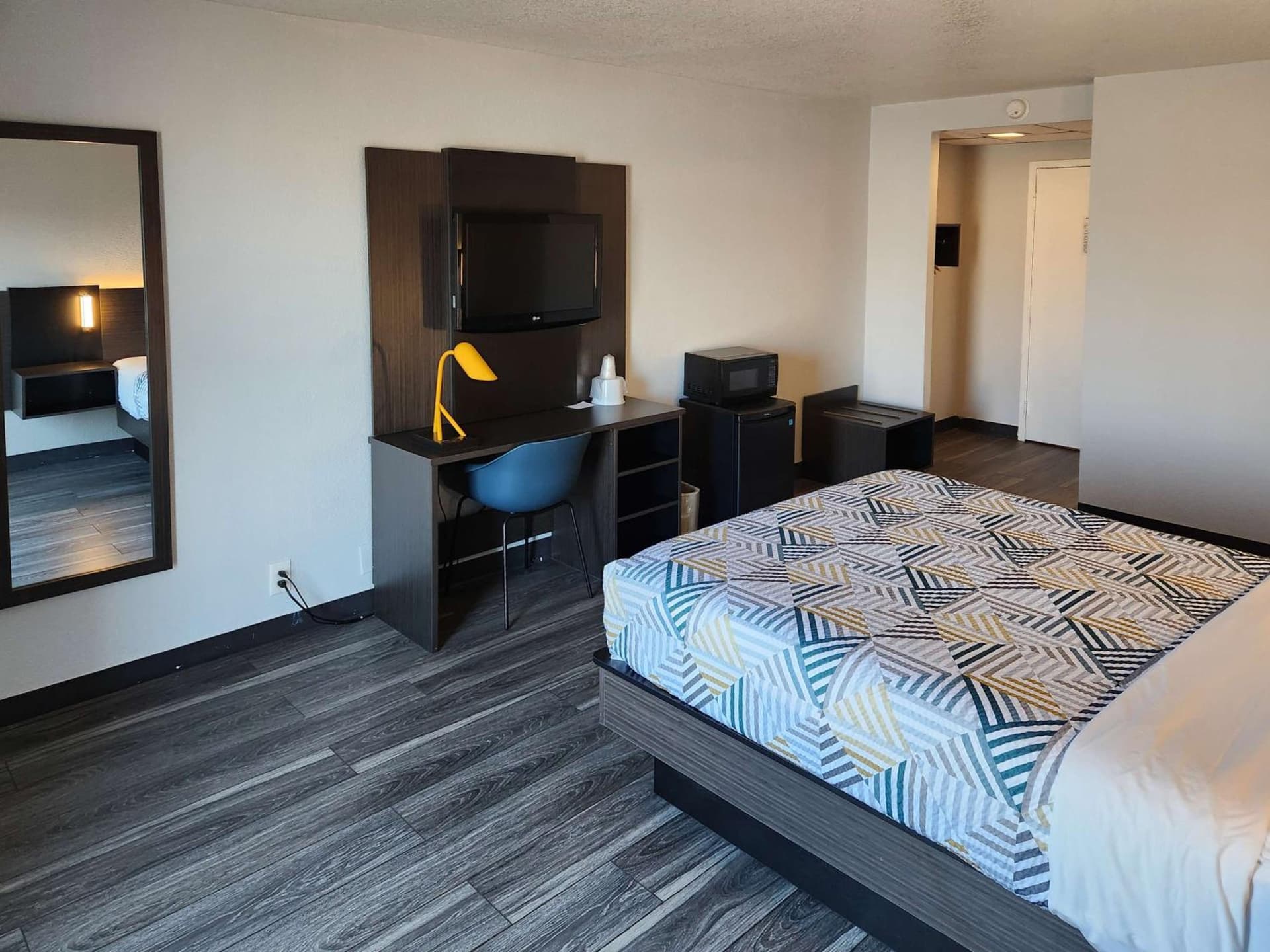 Motel 6-Lincoln, NE - Airport interior in Lincoln, NE — gallery photo 2