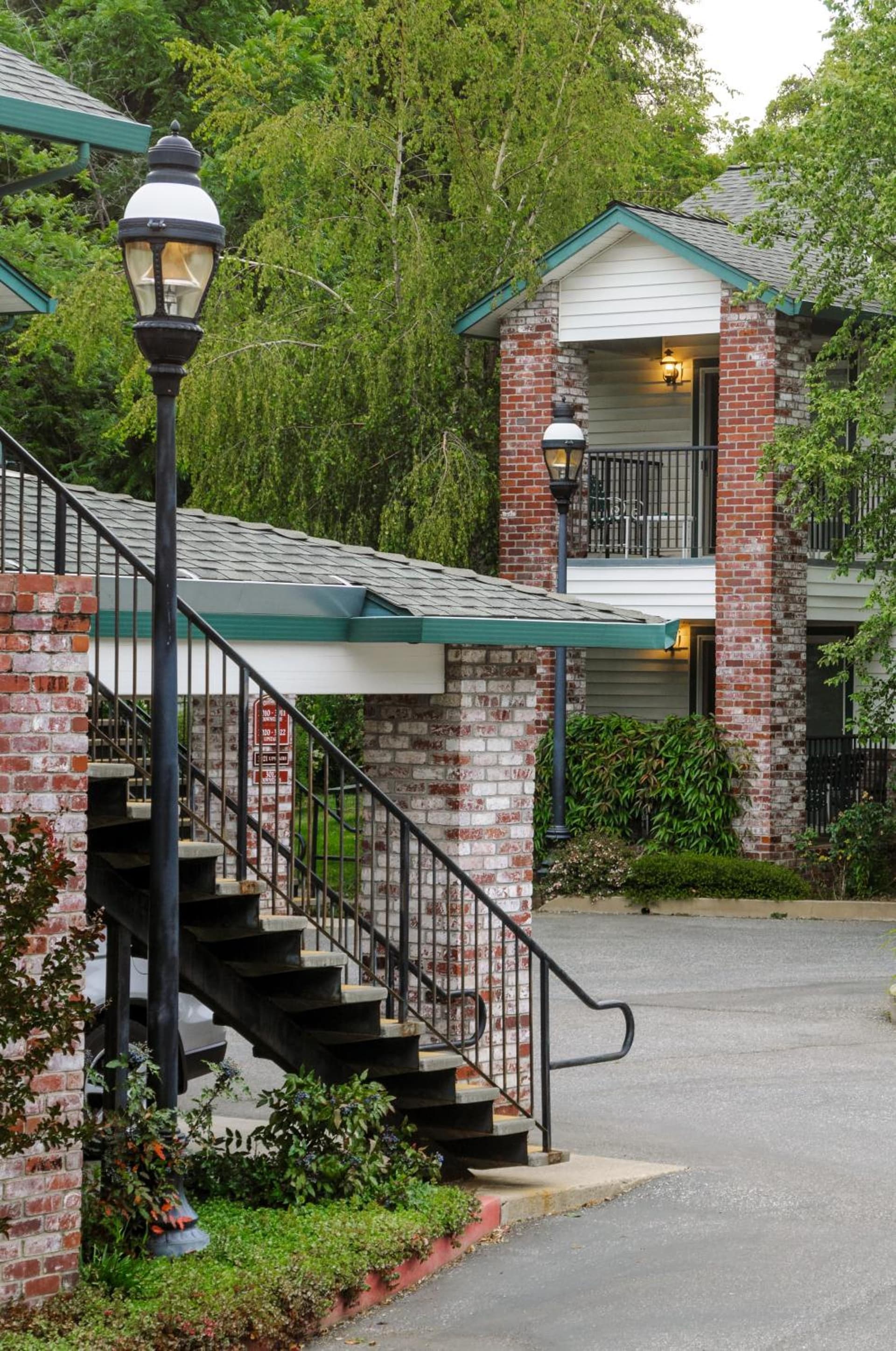 Grass Valley Courtyard Suites featured exterior or lobby in Grass Valley, CA — similar hotel