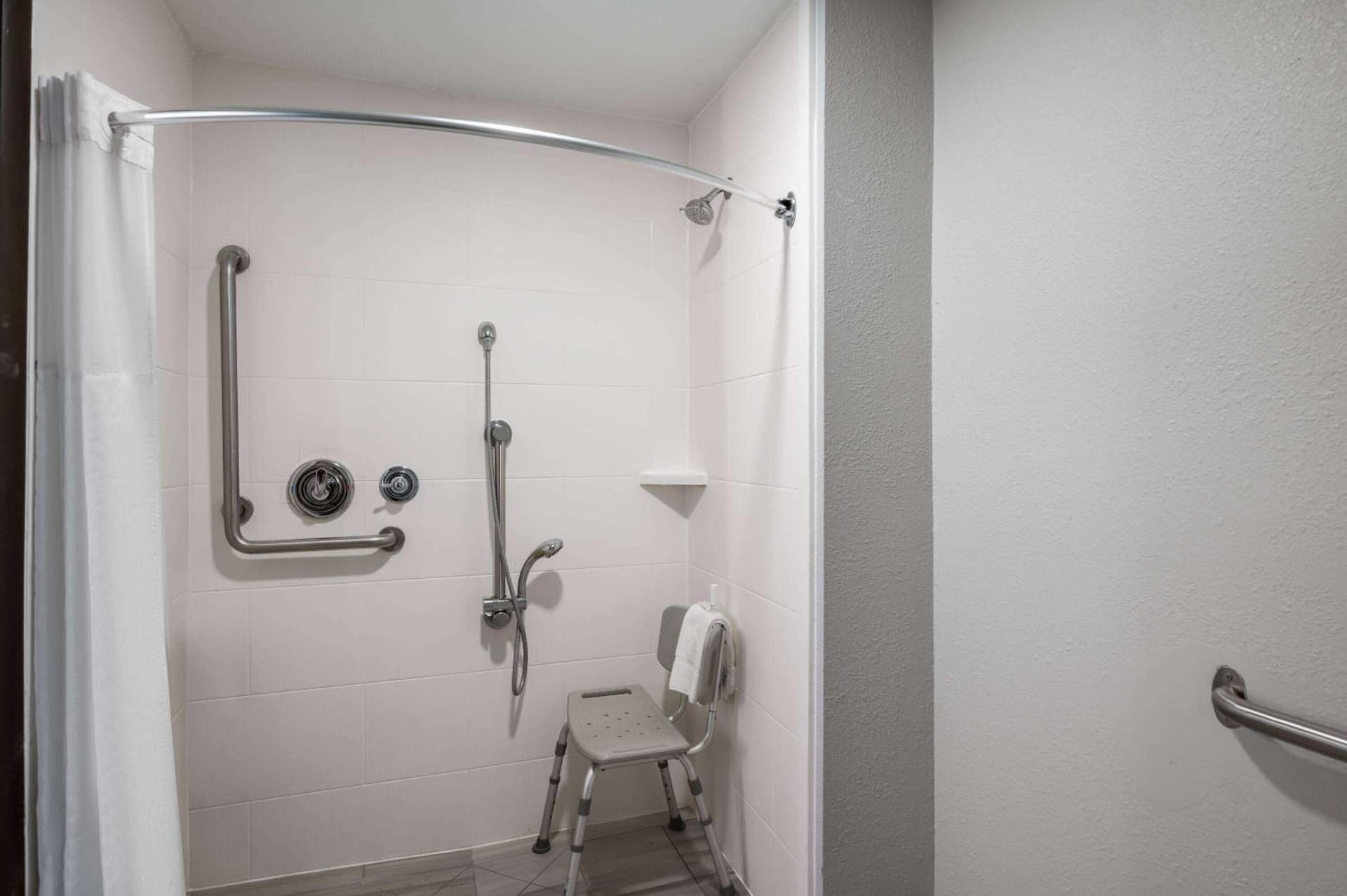 La Quinta Inn by Wyndham Indianapolis Airport Executive Dr gallery photo in Indianapolis, IN — image 10