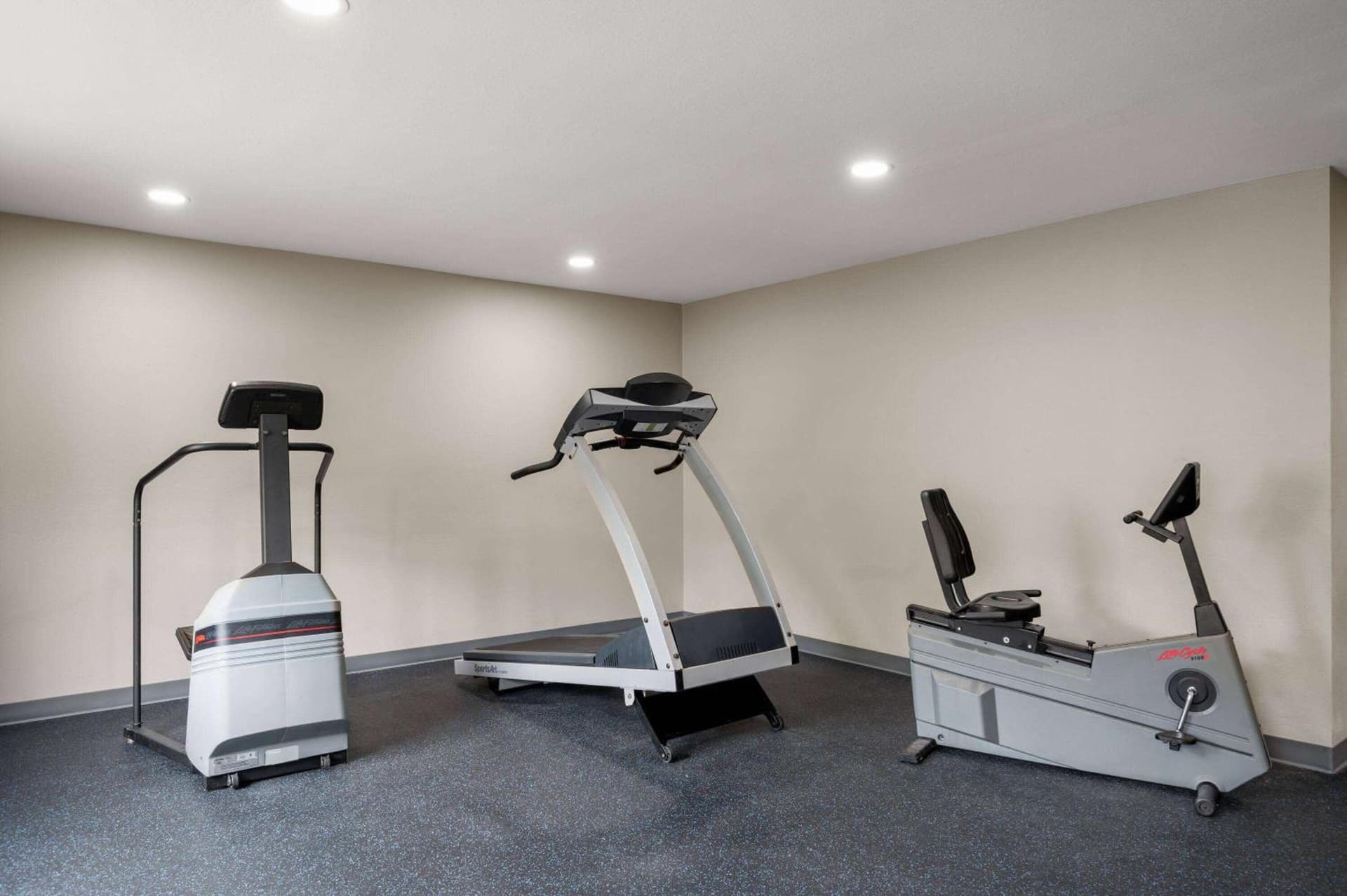 La Quinta Inn by Wyndham Indianapolis Airport Executive Dr gallery photo in Indianapolis, IN — image 43
